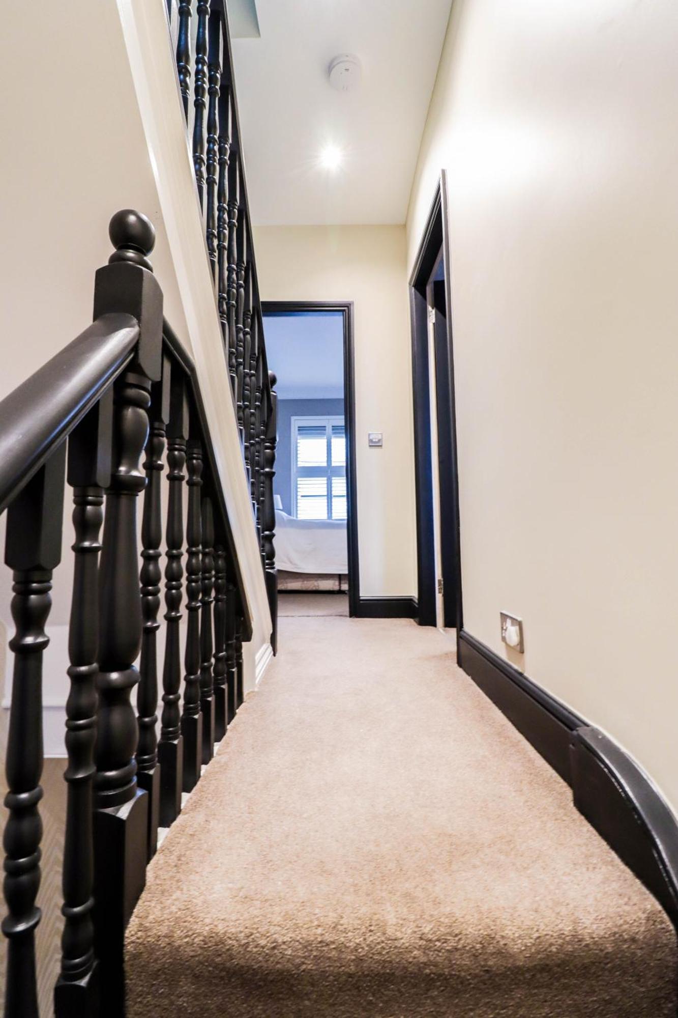 Feriehus Chic 3-bedroom Family Retreat In Stratford, Fast Internet And Near Shops *