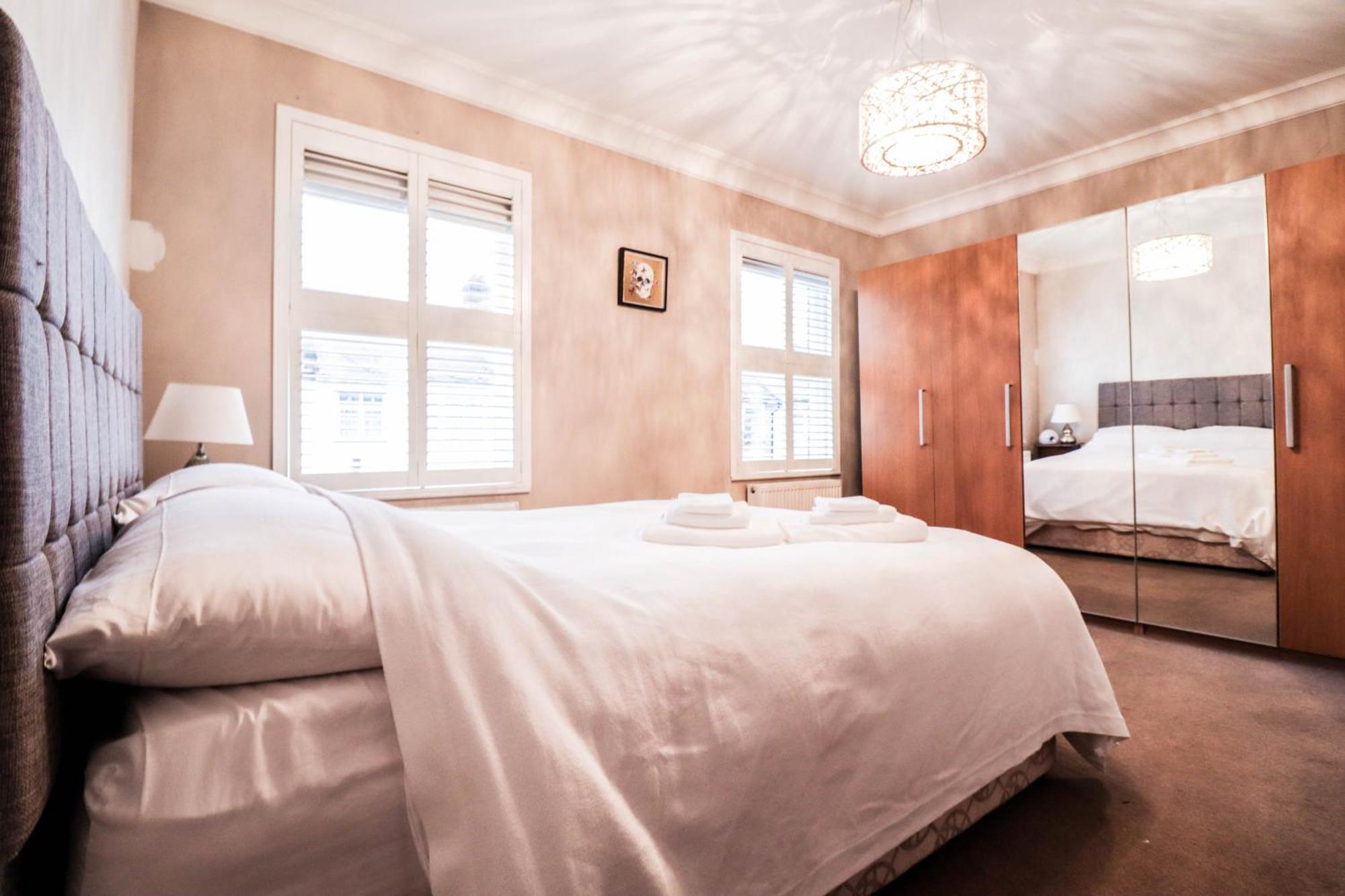 Chic 3-bedroom Family Retreat In Stratford, Fast Internet And Near Shops Feriehus *