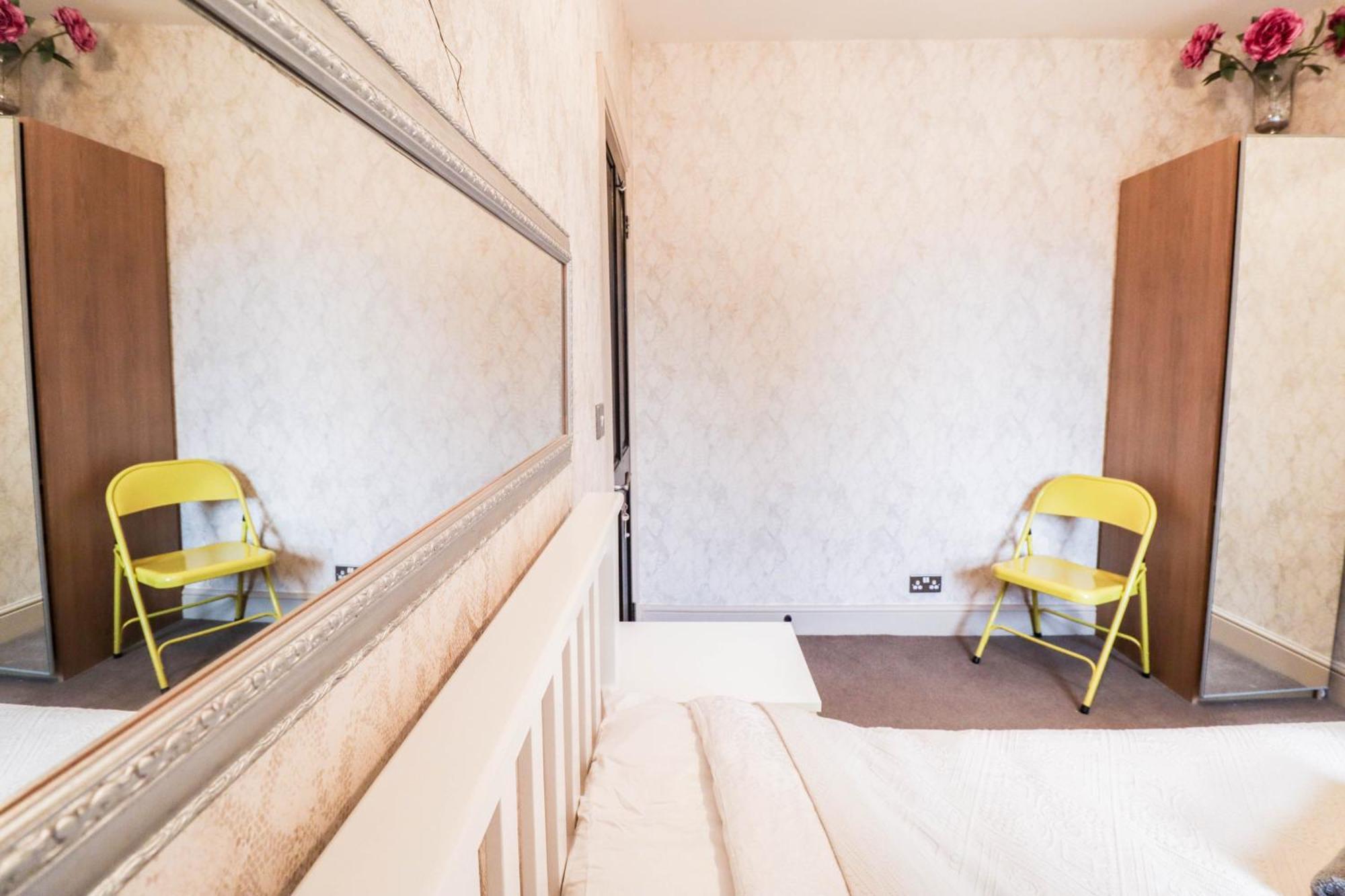 Feriehus Chic 3-bedroom Family Retreat In Stratford, Fast Internet And Near Shops London