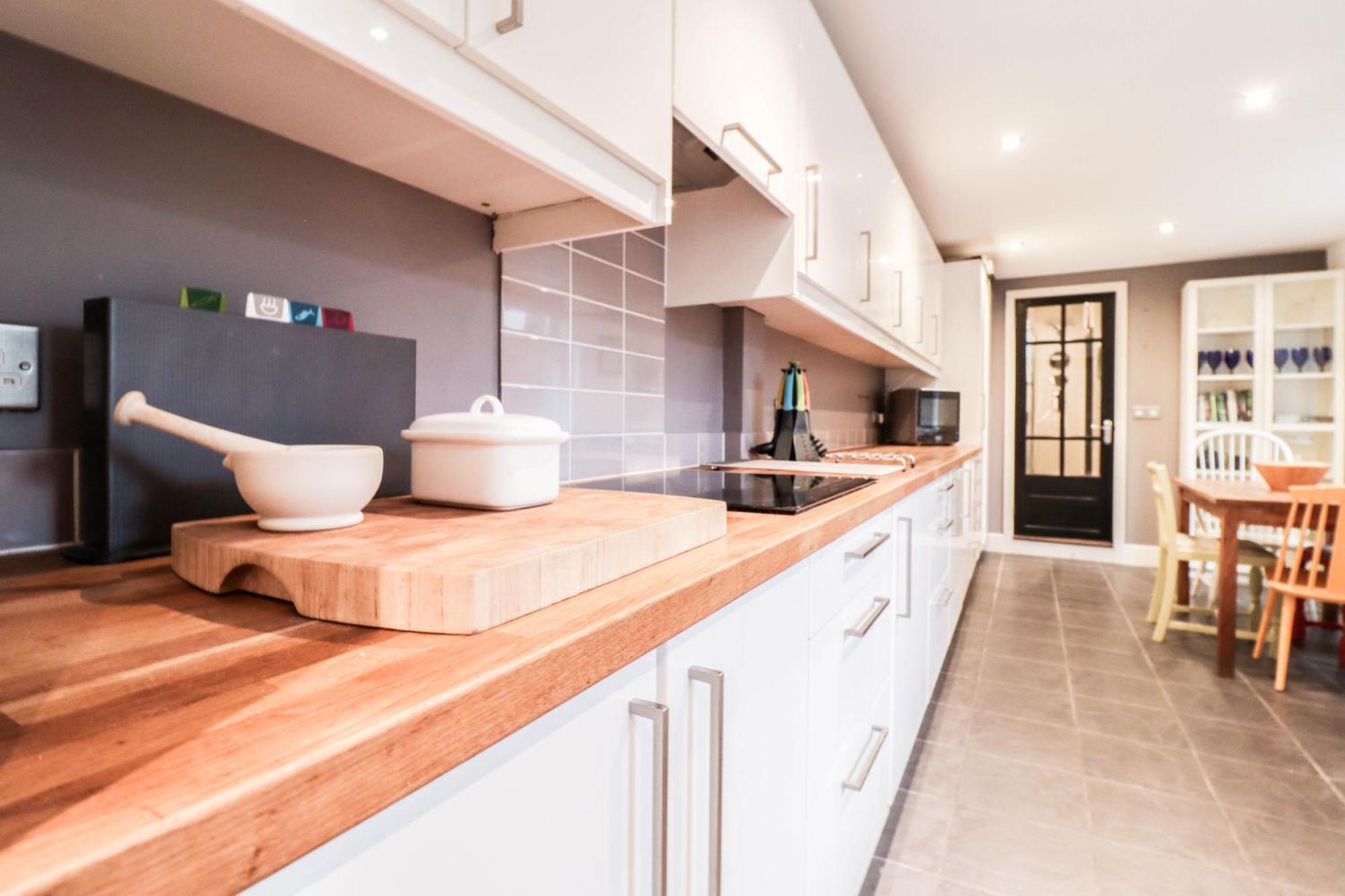 Feriehus Chic 3-bedroom Family Retreat In Stratford, Fast Internet And Near Shops