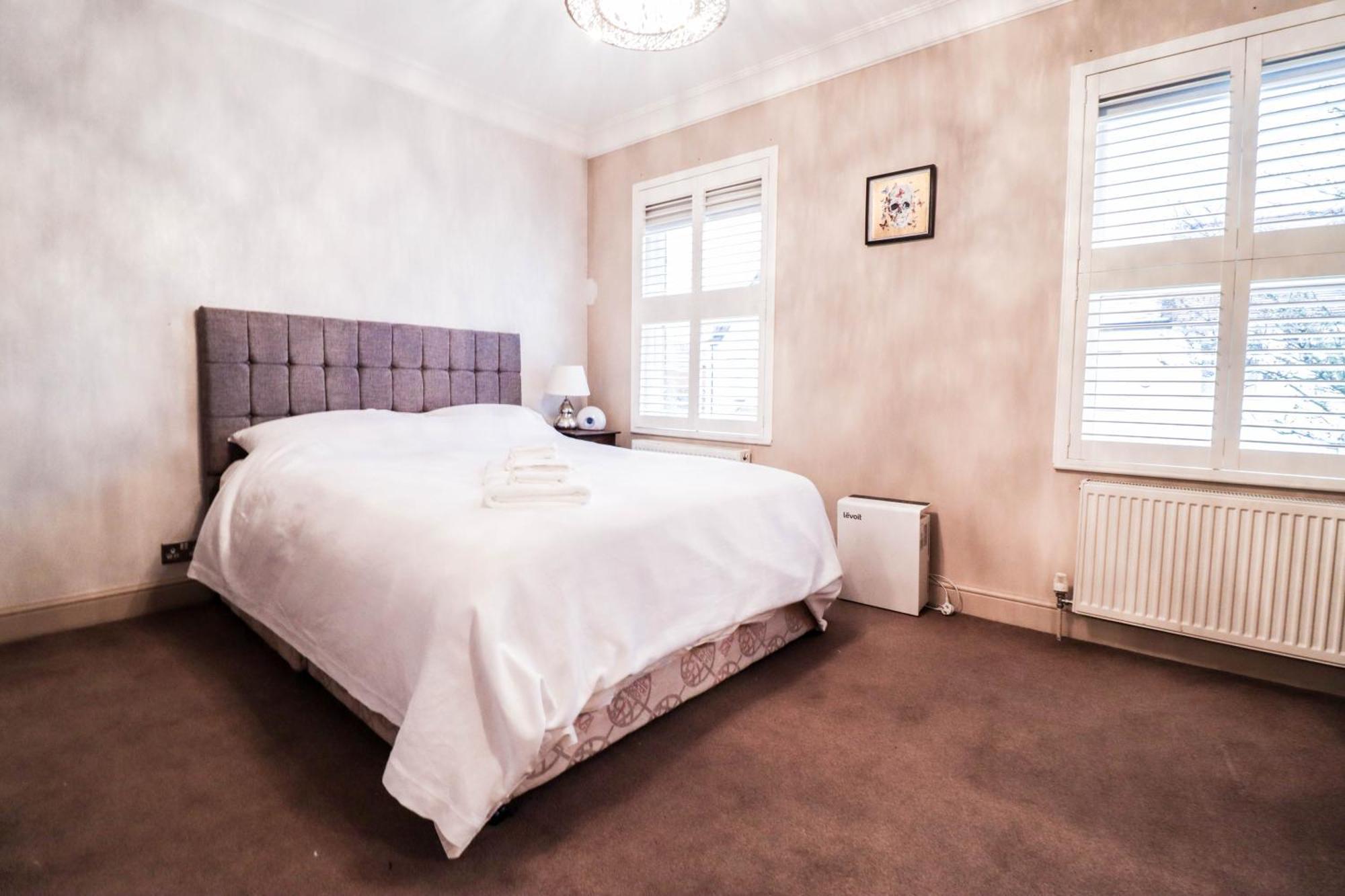 Chic 3-bedroom Family Retreat In Stratford, Fast Internet And Near Shops Feriehus London