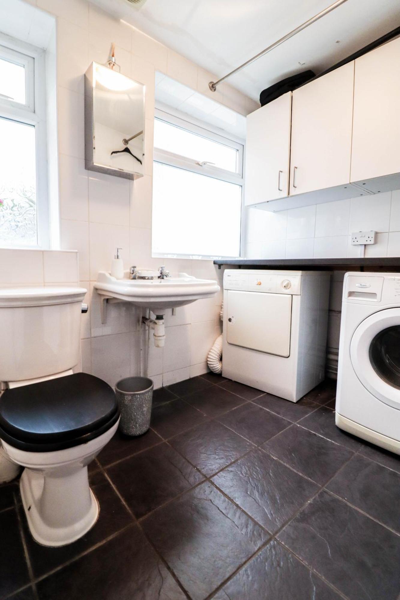 Chic 3-bedroom Family Retreat In Stratford, Fast Internet And Near Shops Feriehus