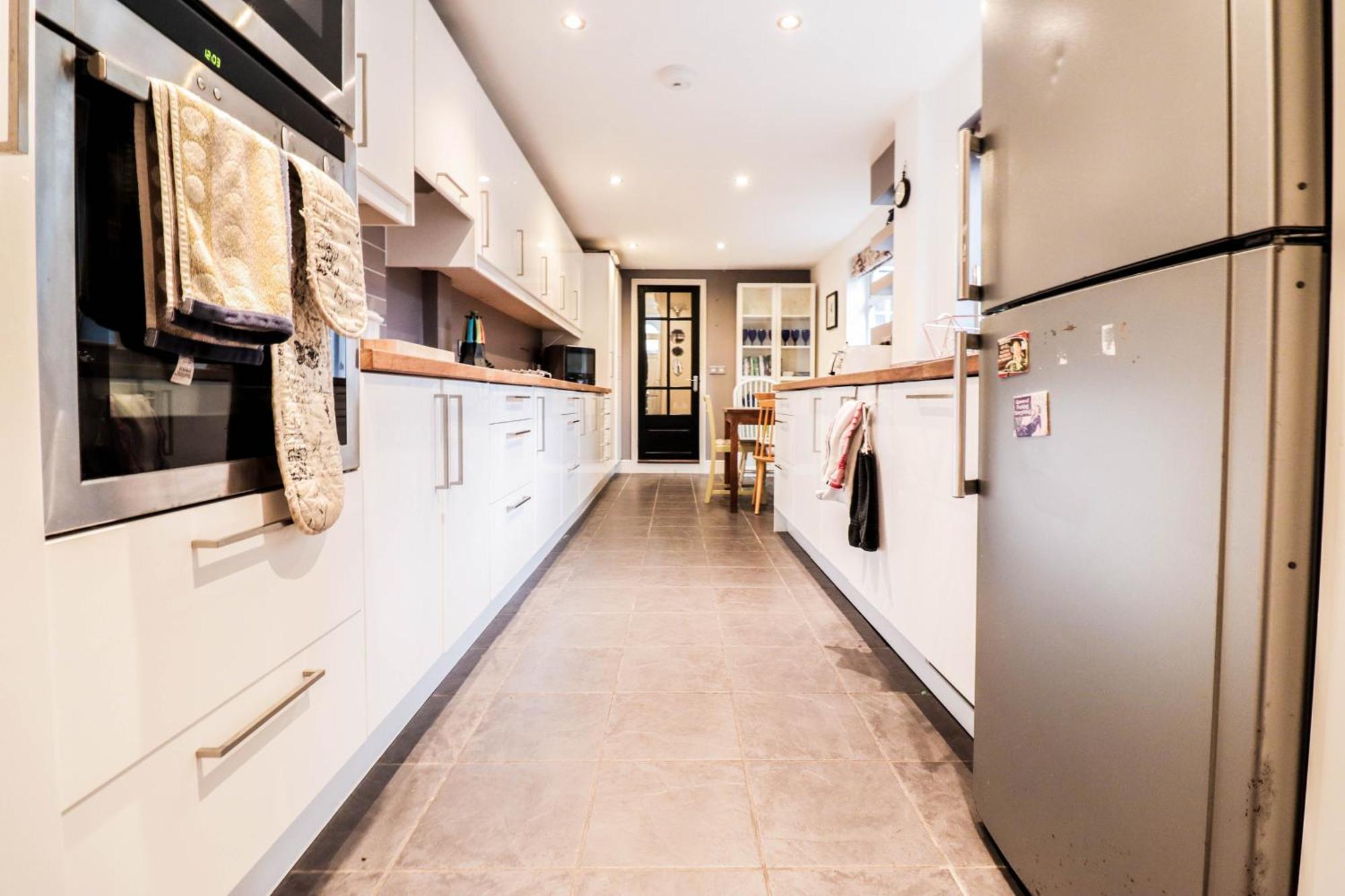 Feriehus Chic 3-bedroom Family Retreat In Stratford, Fast Internet And Near Shops *
