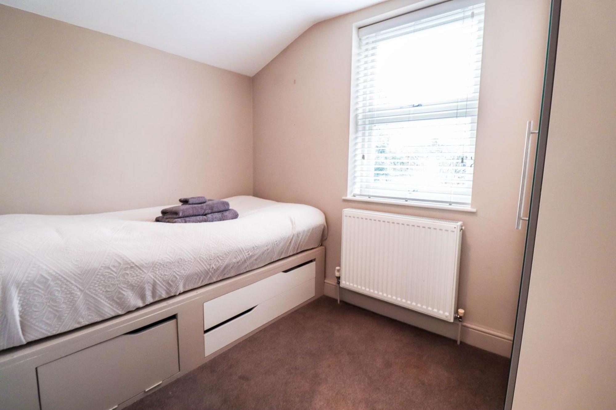Feriehus Chic 3-bedroom Family Retreat In Stratford, Fast Internet And Near Shops *