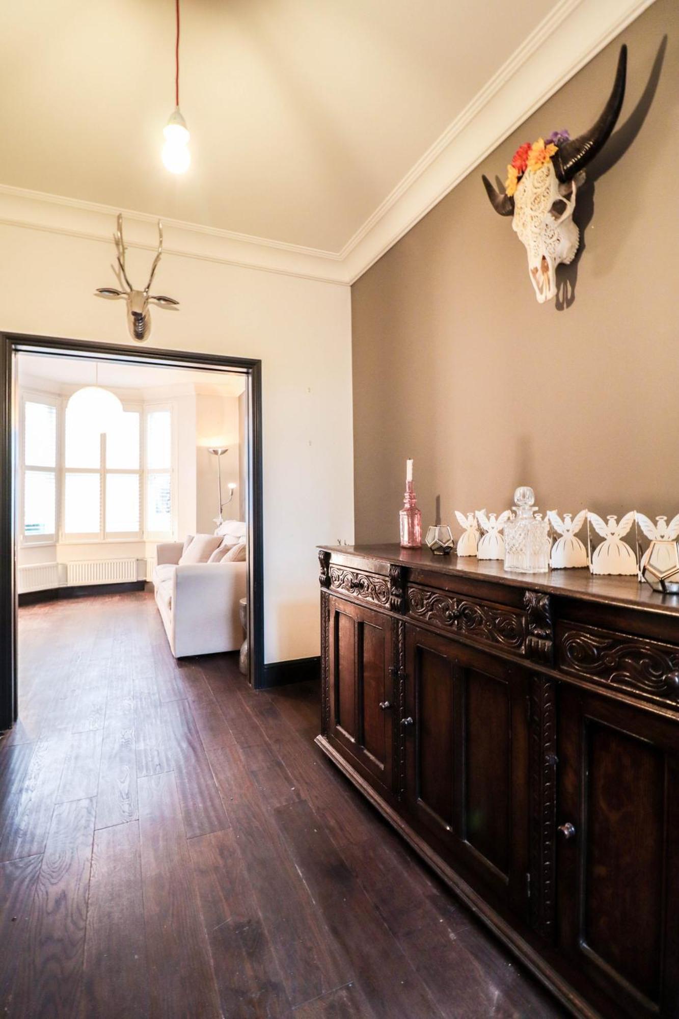 Chic 3-bedroom Family Retreat In Stratford, Fast Internet And Near Shops Feriehus *
