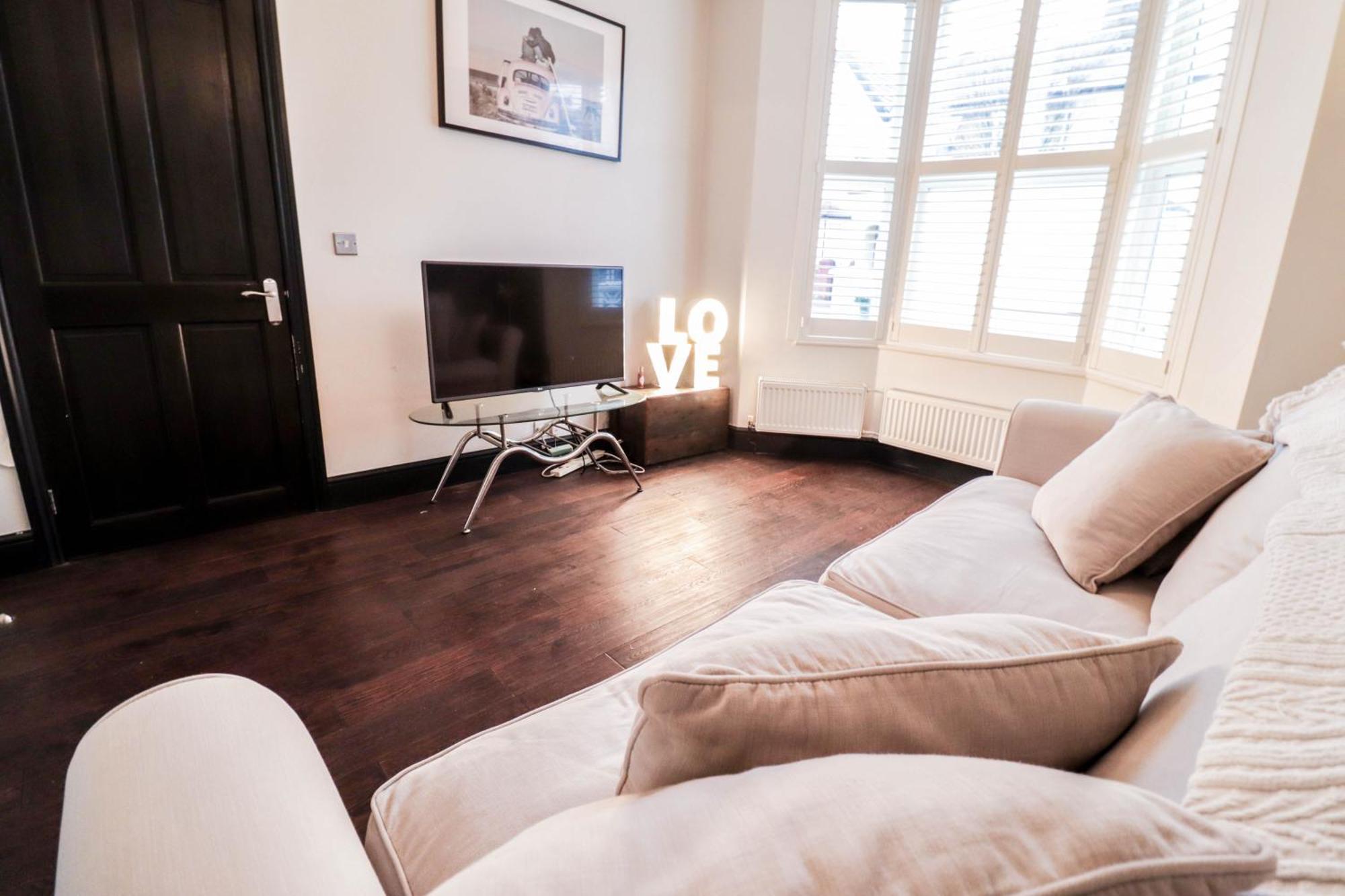 Feriehus Chic 3-bedroom Family Retreat In Stratford, Fast Internet And Near Shops