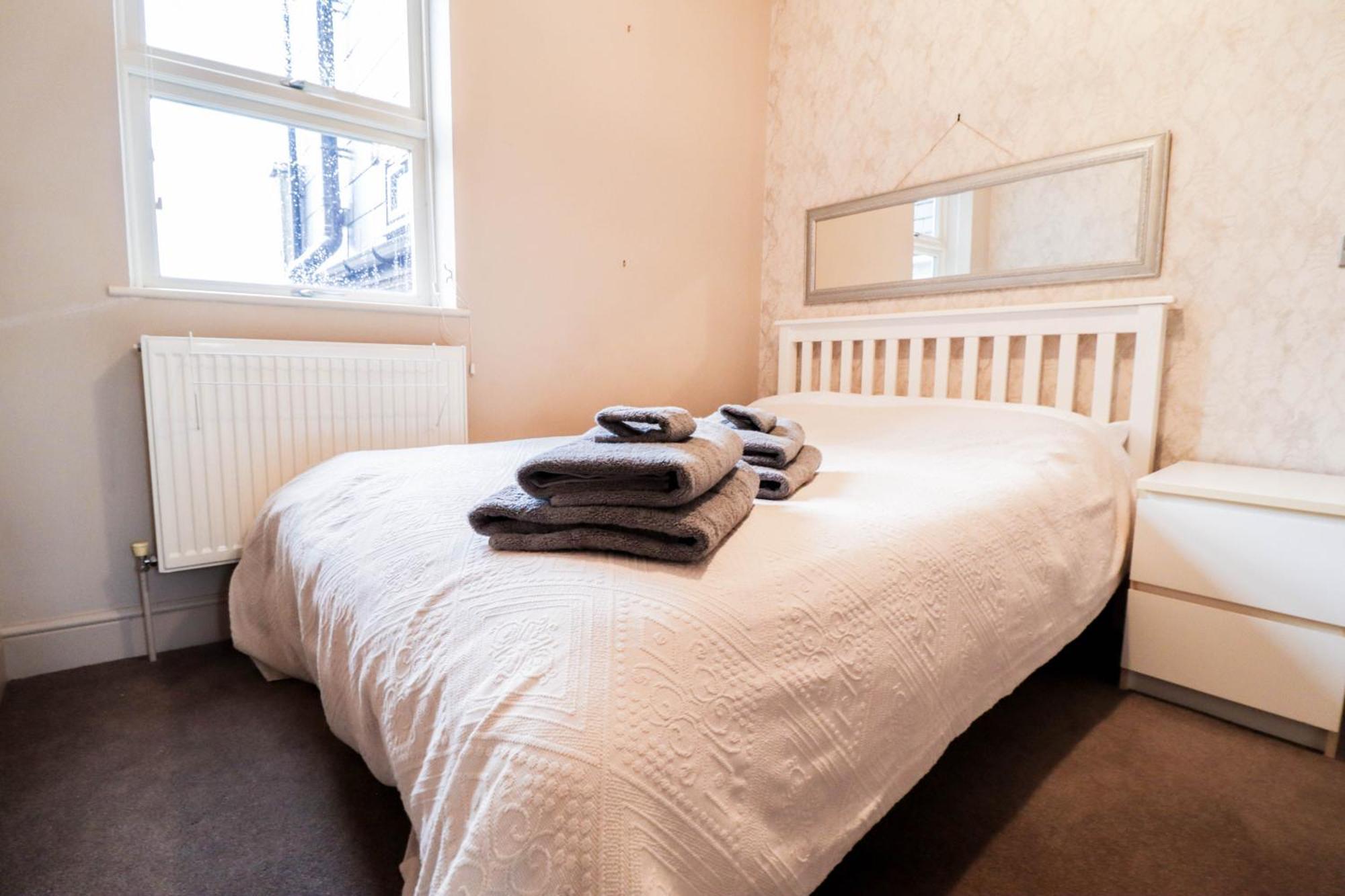 Chic 3-bedroom Family Retreat In Stratford, Fast Internet And Near Shops Feriehus *