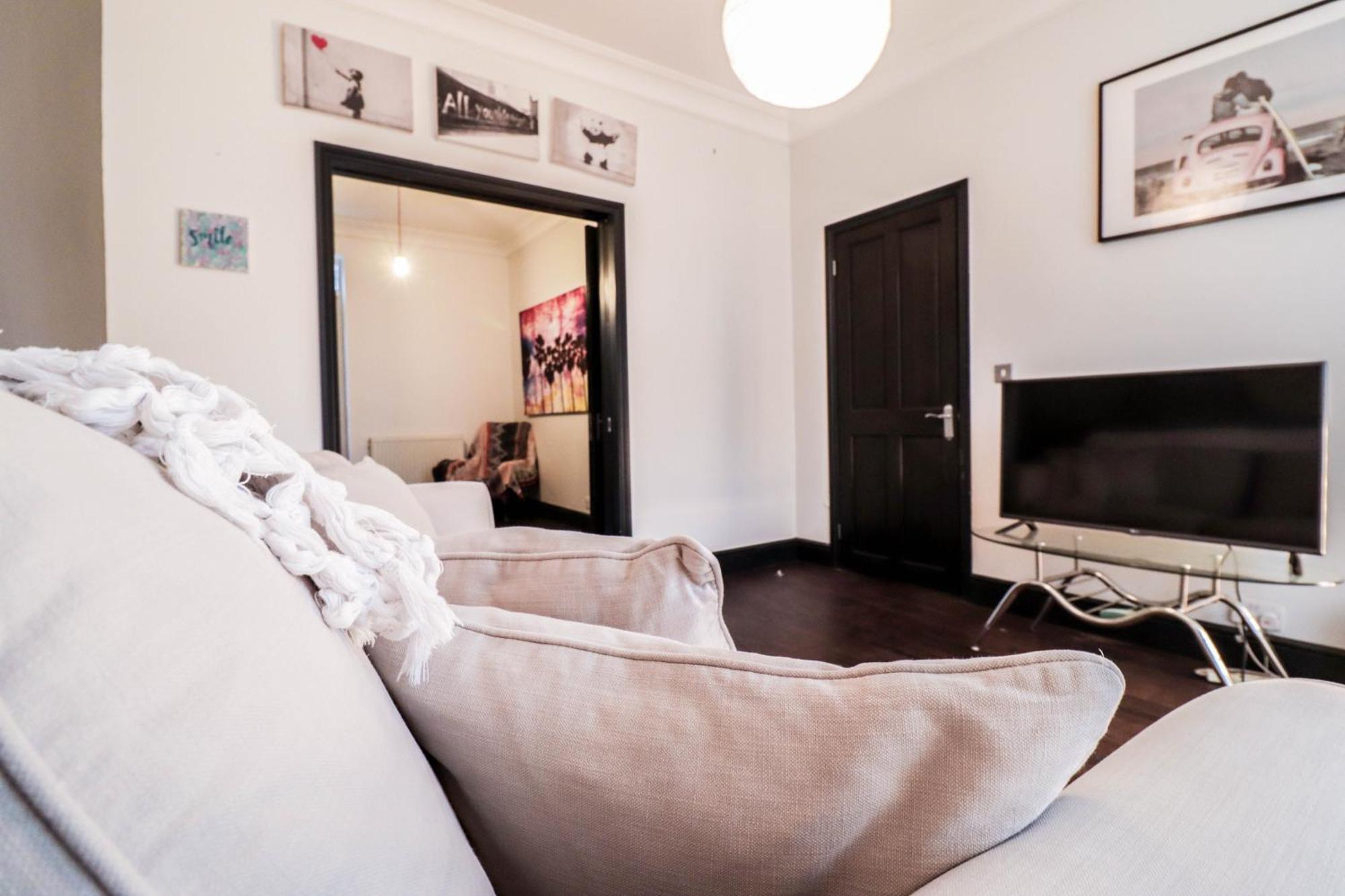 Feriehus Chic 3-bedroom Family Retreat In Stratford, Fast Internet And Near Shops