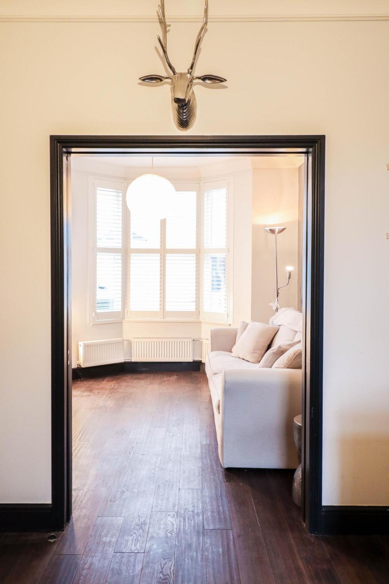 Chic 3-bedroom Family Retreat In Stratford, Fast Internet And Near Shops Feriehus