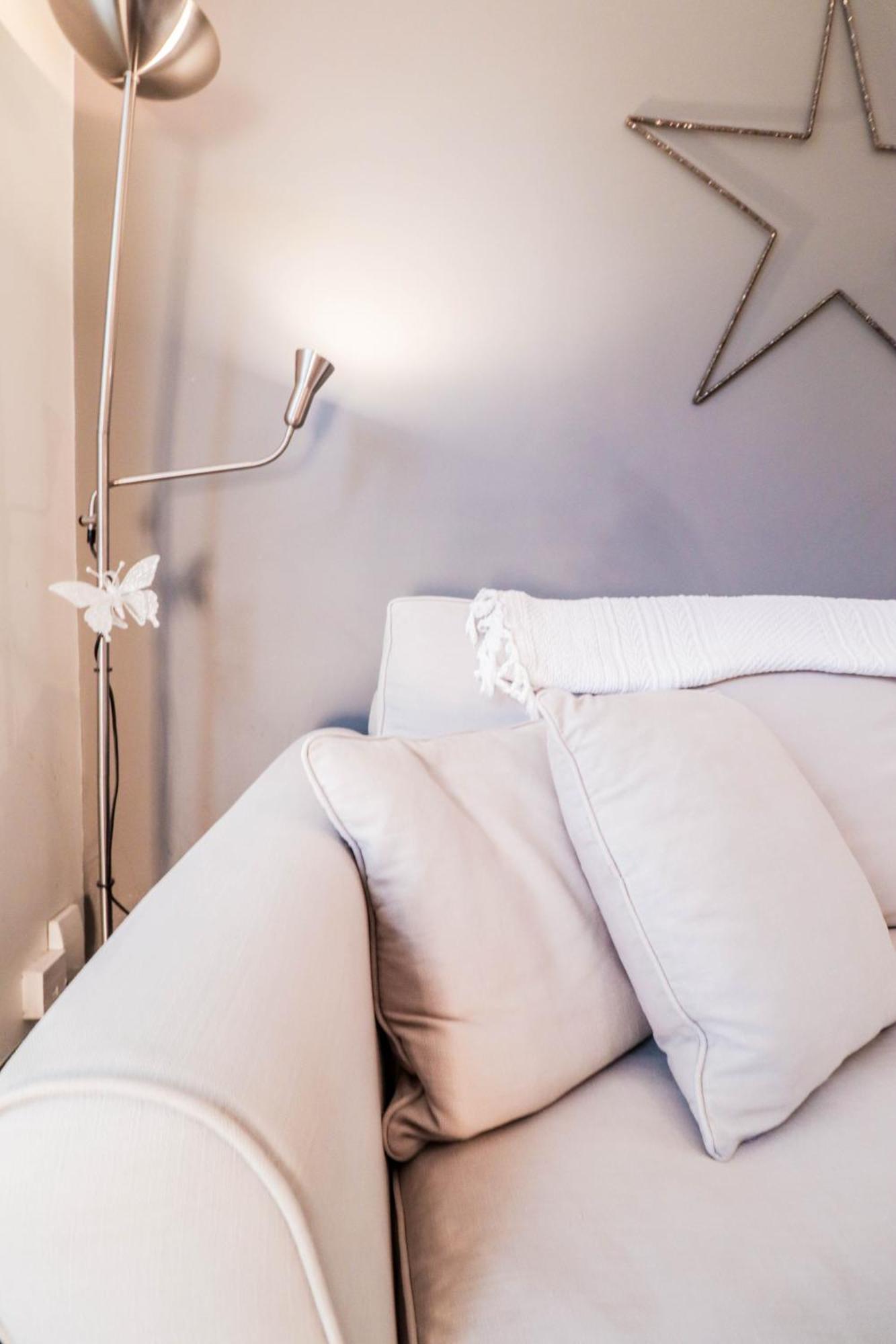 Feriehus Chic 3-bedroom Family Retreat In Stratford, Fast Internet And Near Shops London