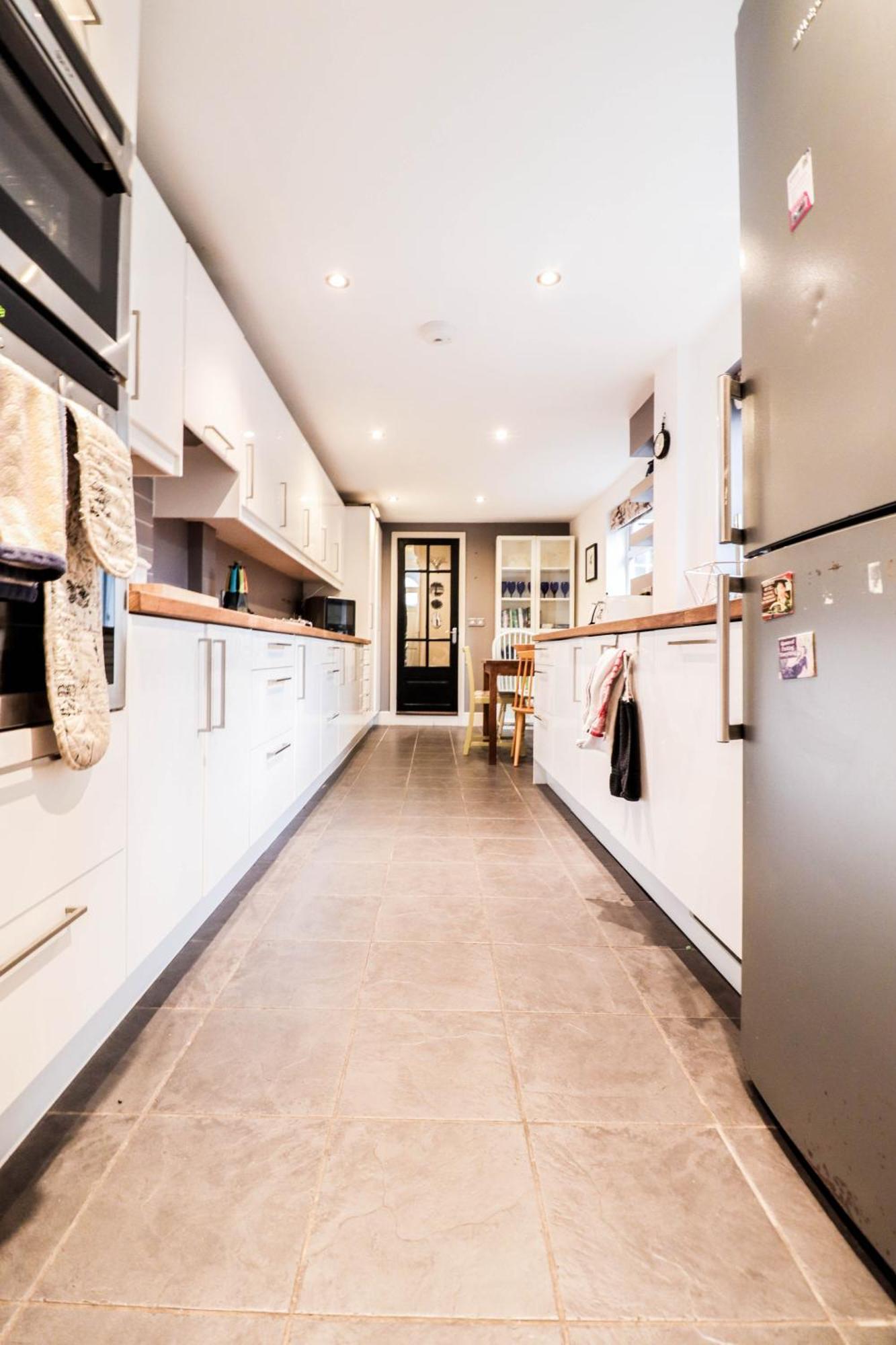 Chic 3-bedroom Family Retreat In Stratford, Fast Internet And Near Shops Feriehus