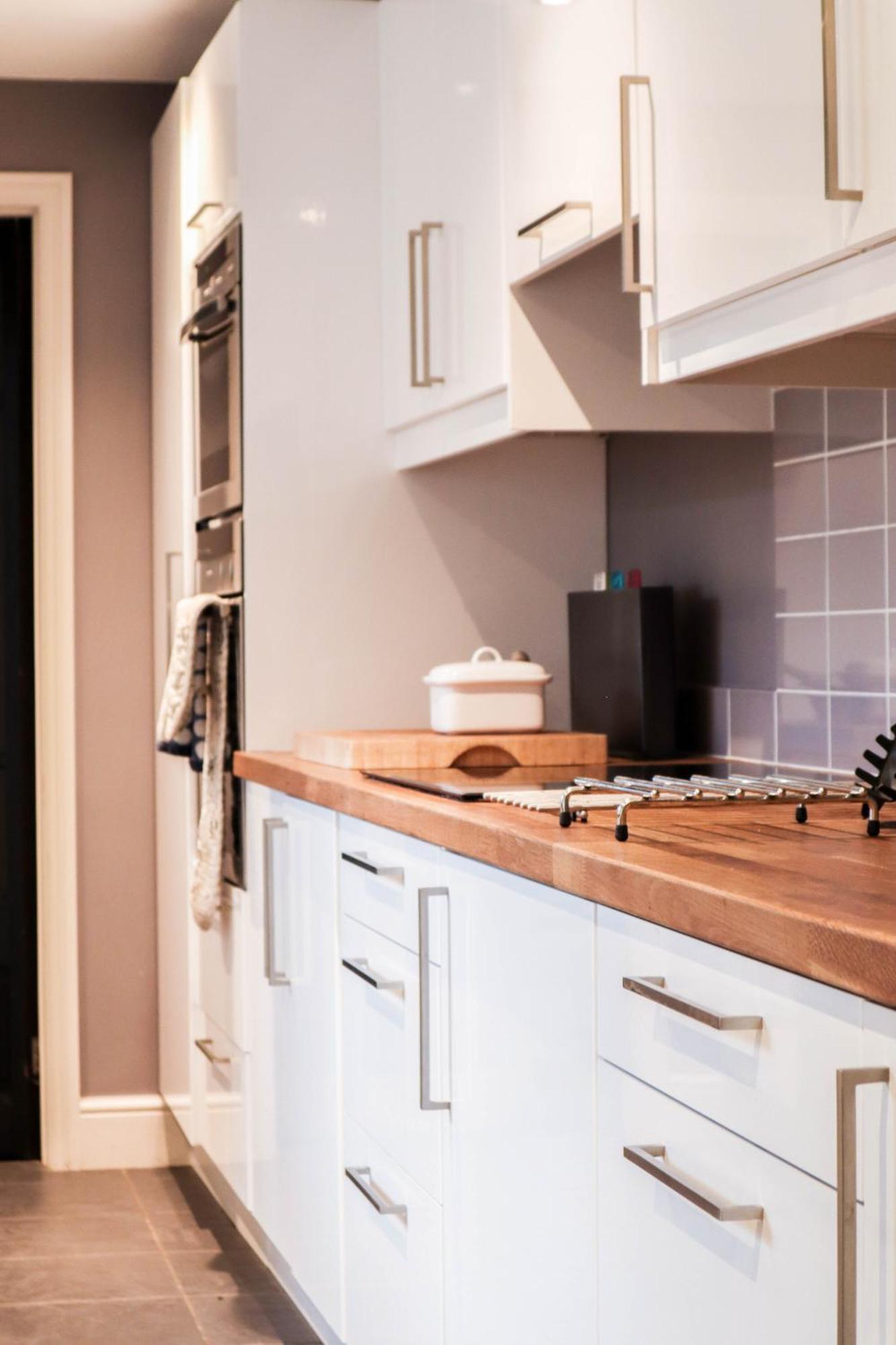 Feriehus Chic 3-bedroom Family Retreat In Stratford, Fast Internet And Near Shops *