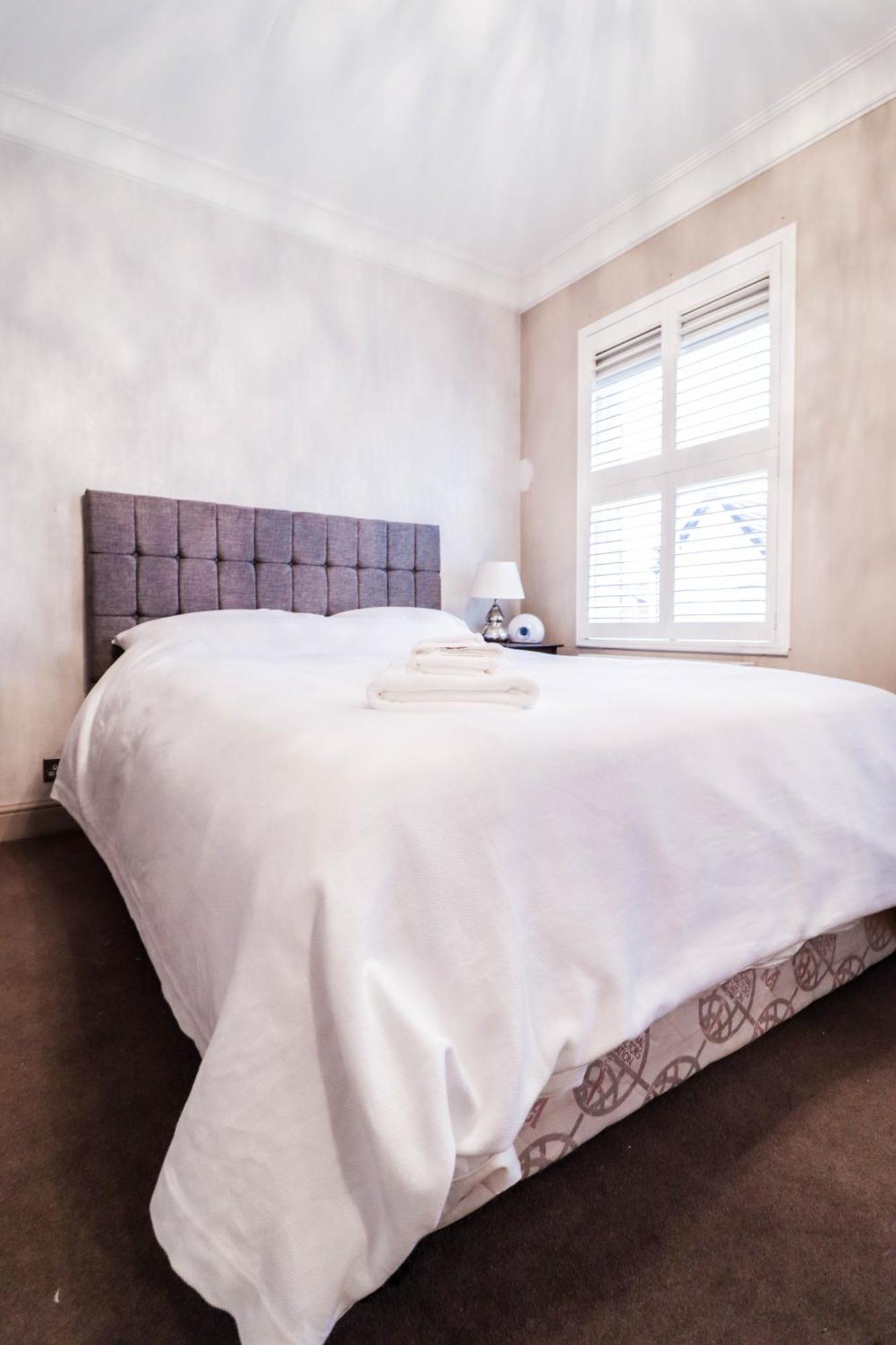 Feriehus Chic 3-bedroom Family Retreat In Stratford, Fast Internet And Near Shops London