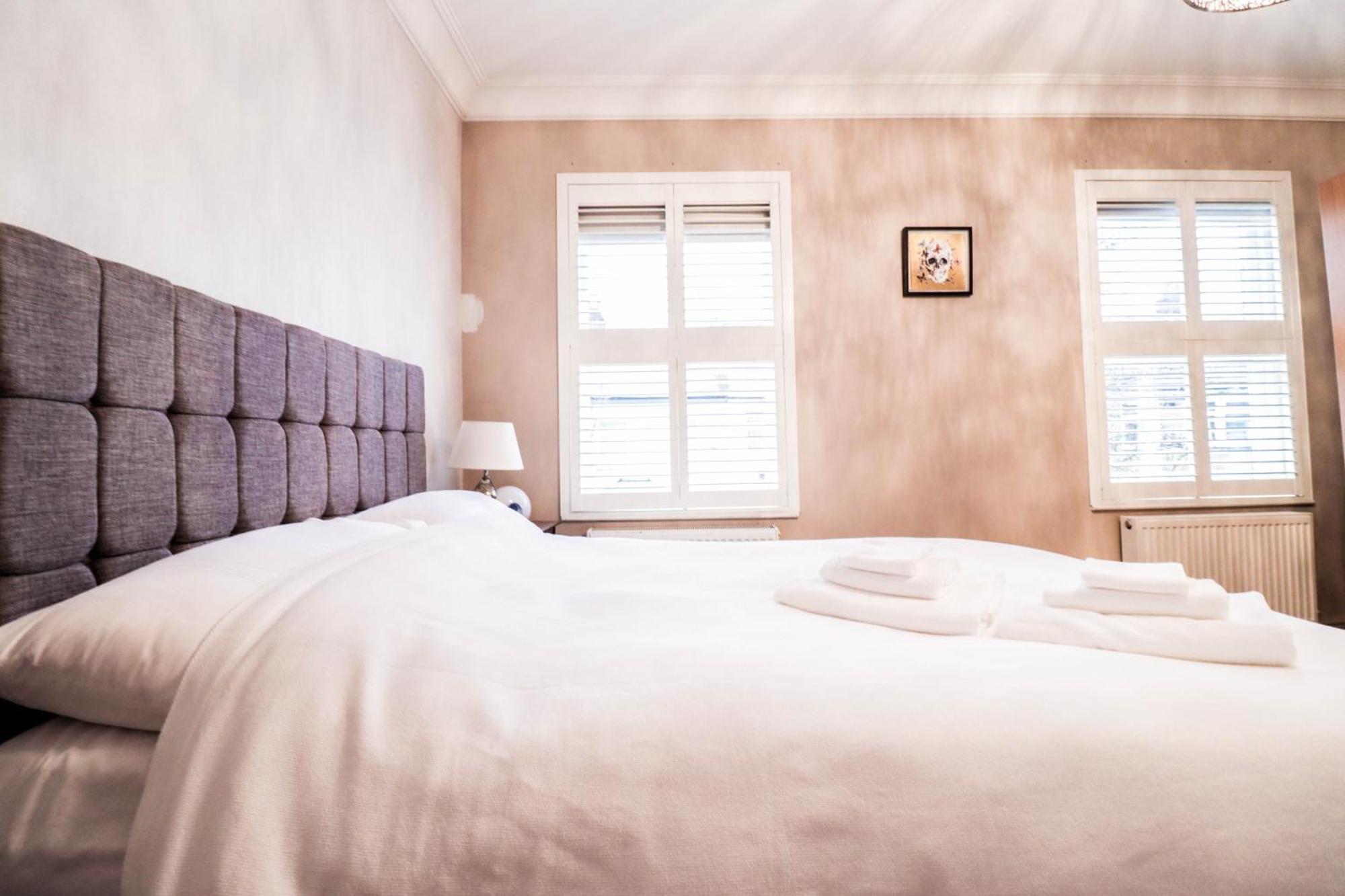 Chic 3-bedroom Family Retreat In Stratford, Fast Internet And Near Shops Feriehus London