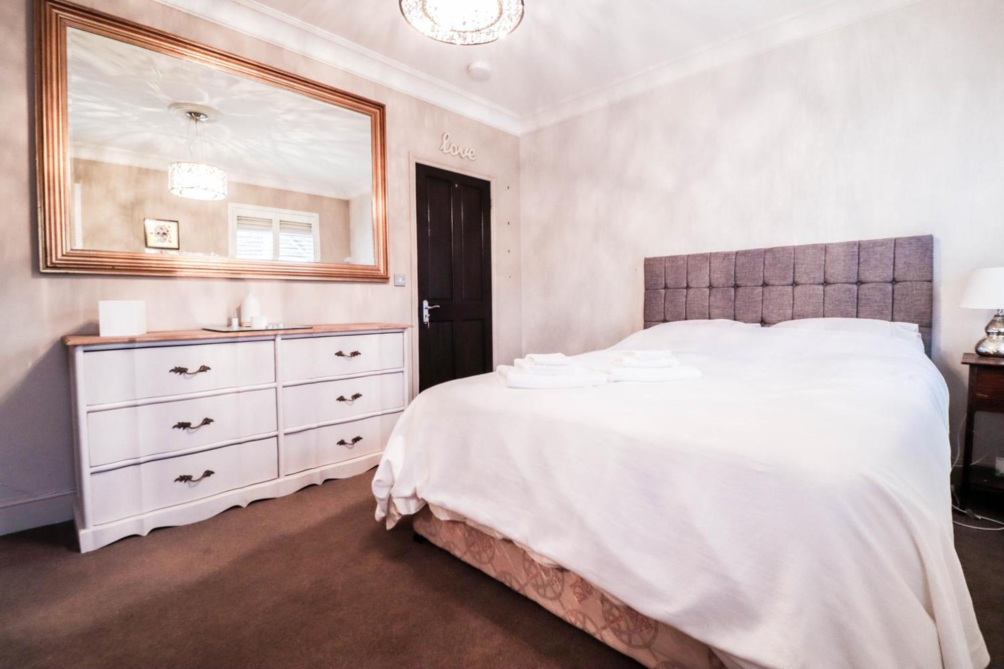 Feriehus Chic 3-bedroom Family Retreat In Stratford, Fast Internet And Near Shops *