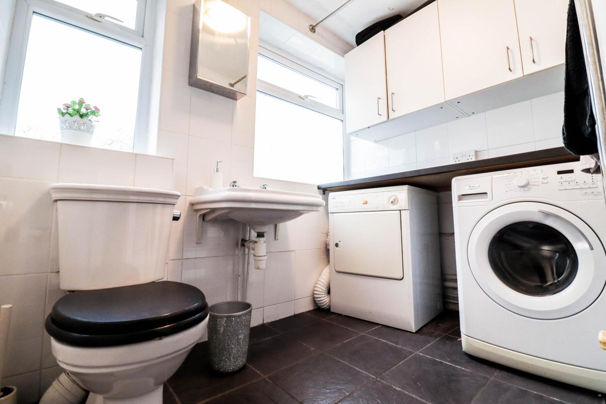 Chic 3-bedroom Family Retreat In Stratford, Fast Internet And Near Shops Feriehus *