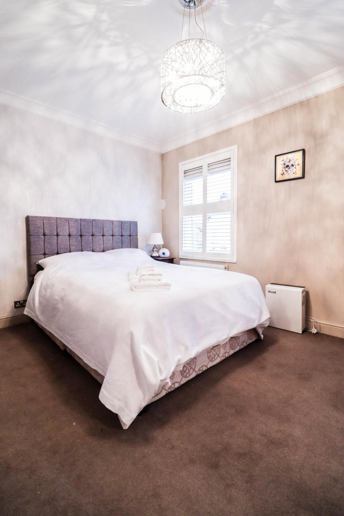 Feriehus Chic 3-bedroom Family Retreat In Stratford, Fast Internet And Near Shops