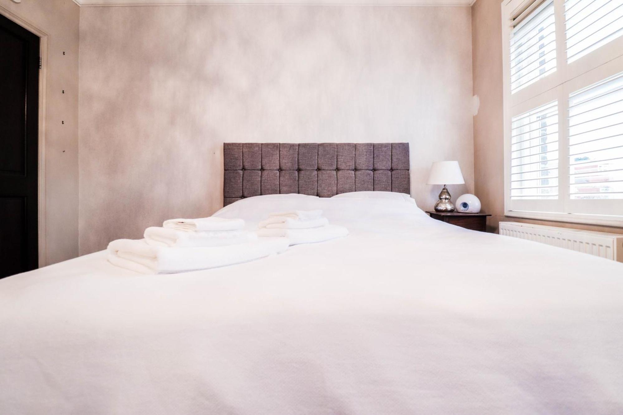 Feriehus Chic 3-bedroom Family Retreat In Stratford, Fast Internet And Near Shops *