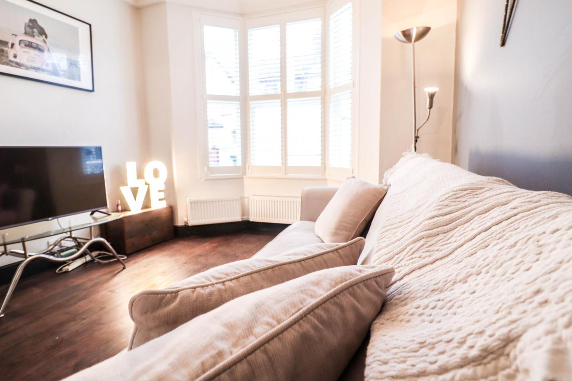 Chic 3-bedroom Family Retreat In Stratford, Fast Internet And Near Shops Feriehus *