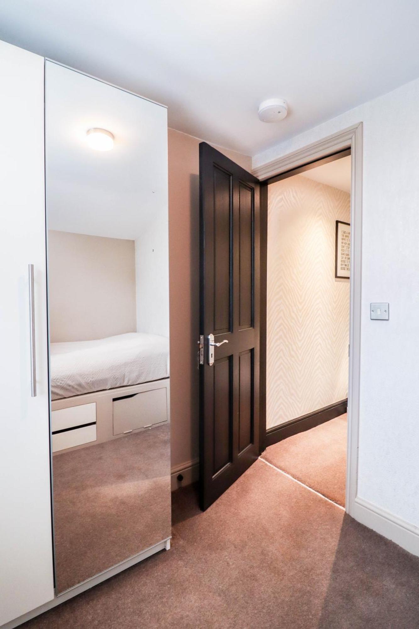 Feriehus Chic 3-bedroom Family Retreat In Stratford, Fast Internet And Near Shops London