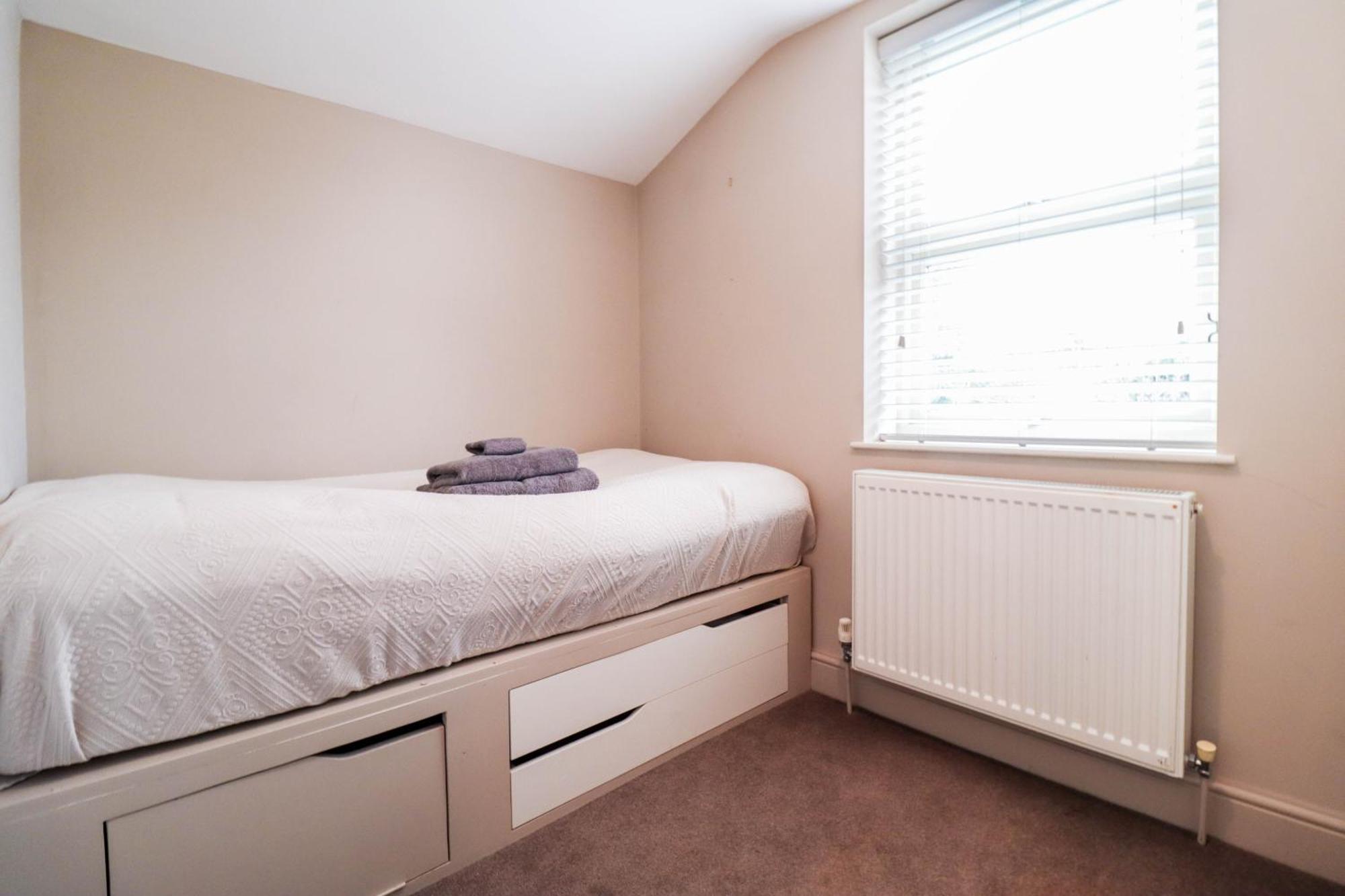 Feriehus Chic 3-bedroom Family Retreat In Stratford, Fast Internet And Near Shops