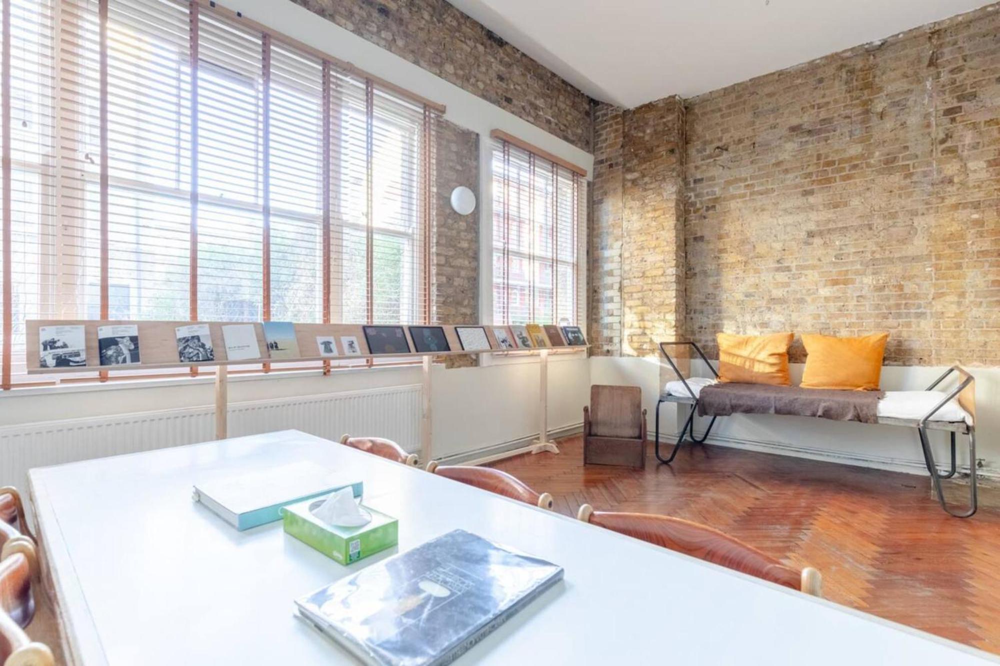 Tastefully Curated Mezzanine Flat Hackney! * London