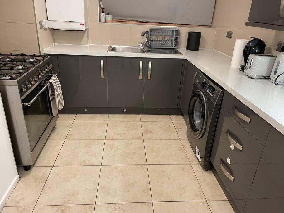 2 Bedrooms In Plaistow Near Tube To Apartamento Londres