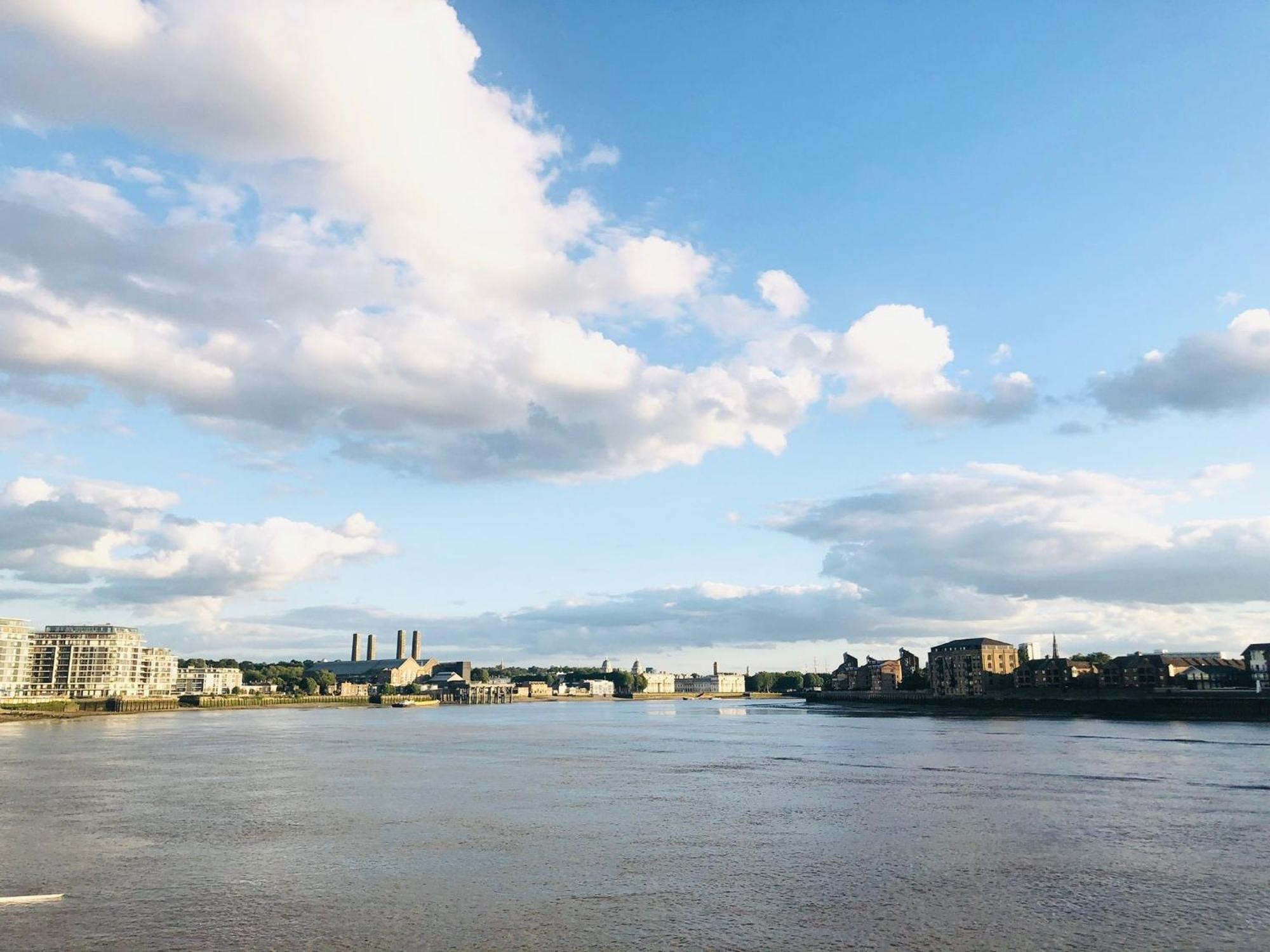 Greenwich With A River View & Balcony Near The 02 Arena & North Greenwich With Free Wifi & Fast Links Into Apartment