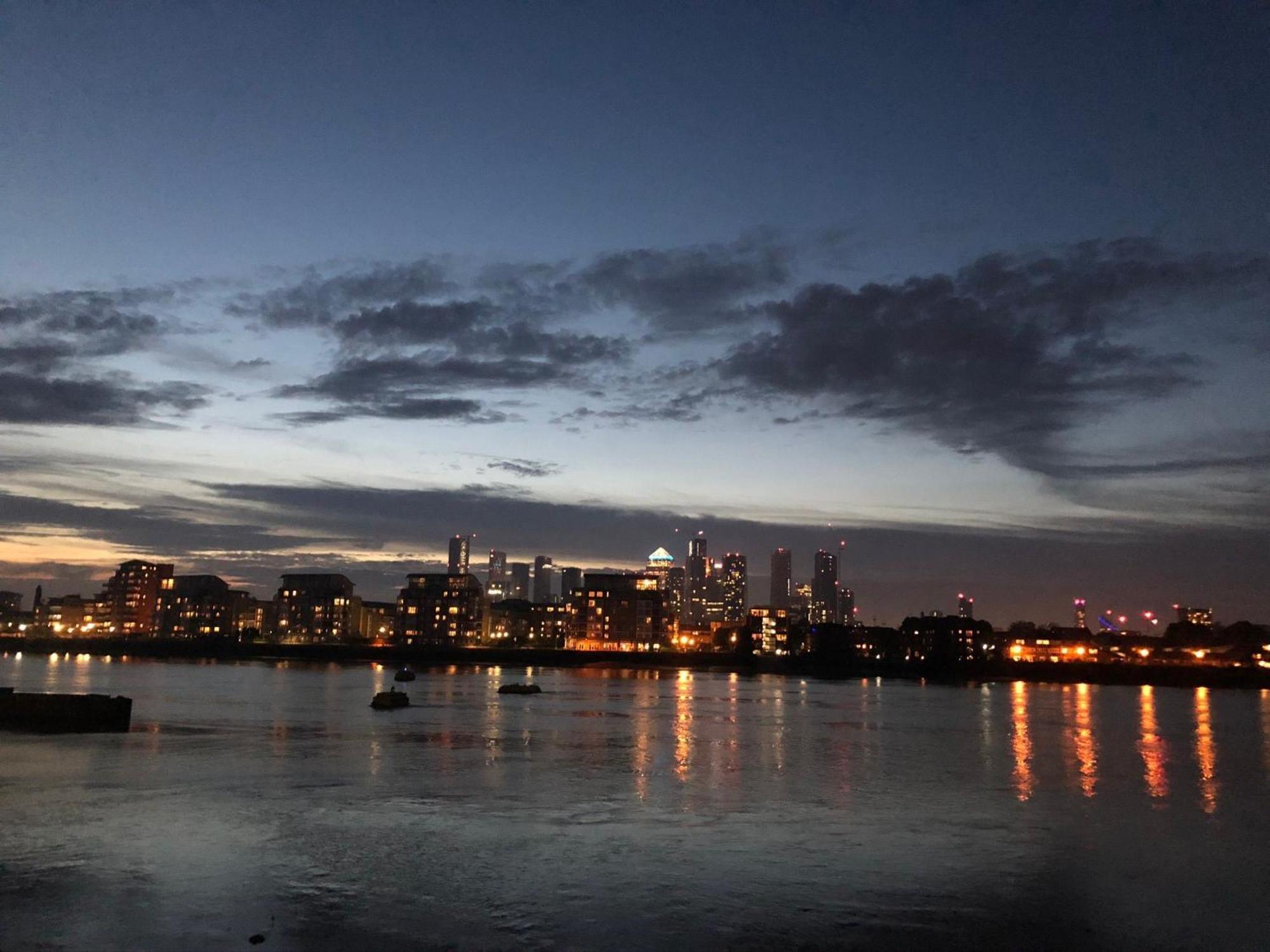 Greenwich With A River View & Balcony Near The 02 Arena & North Greenwich With Free Wifi & Fast Links Into