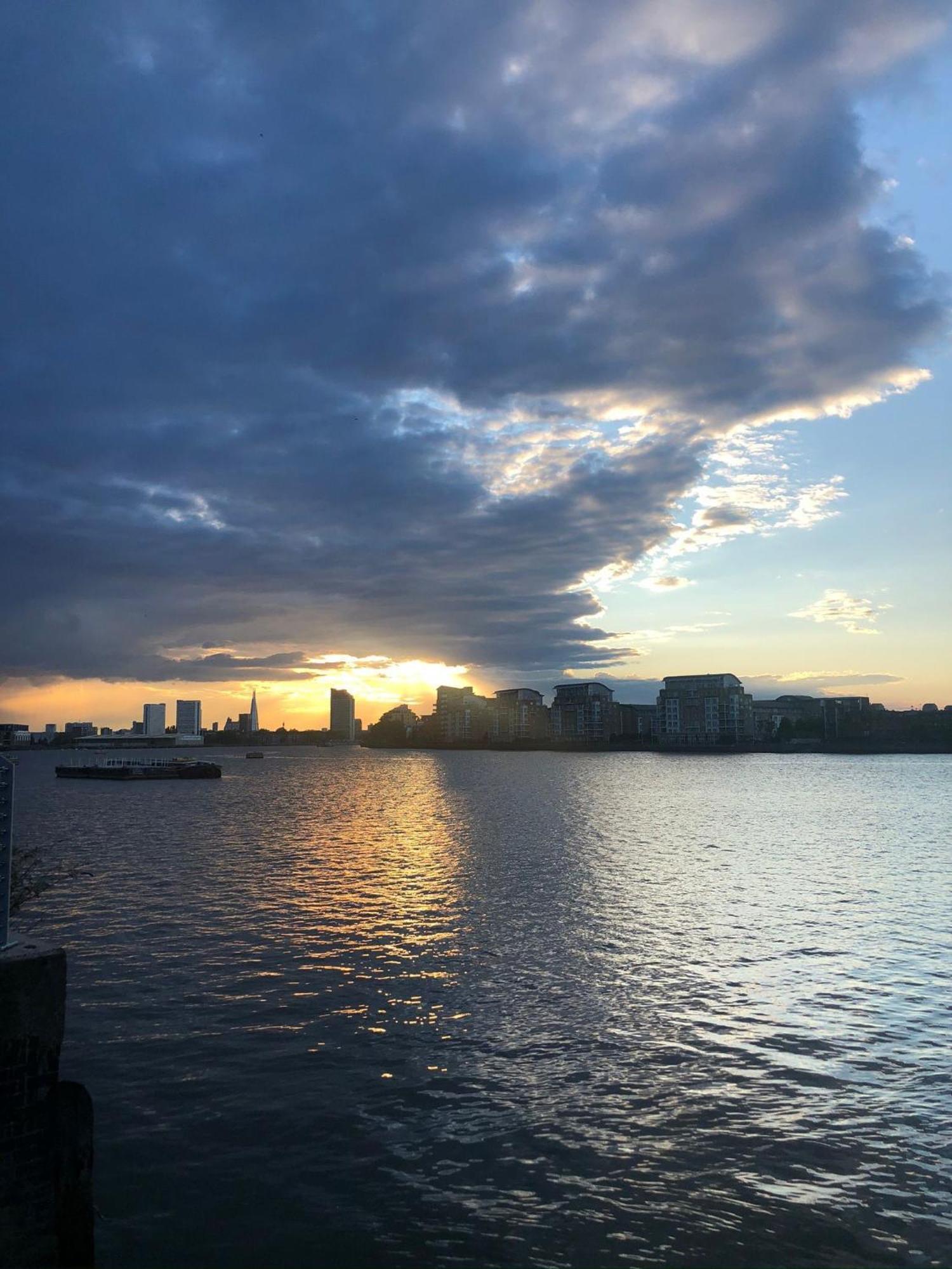 Apartment Greenwich With A River View & Balcony Near The 02 Arena & North Greenwich With Free Wifi & Fast Links Into London