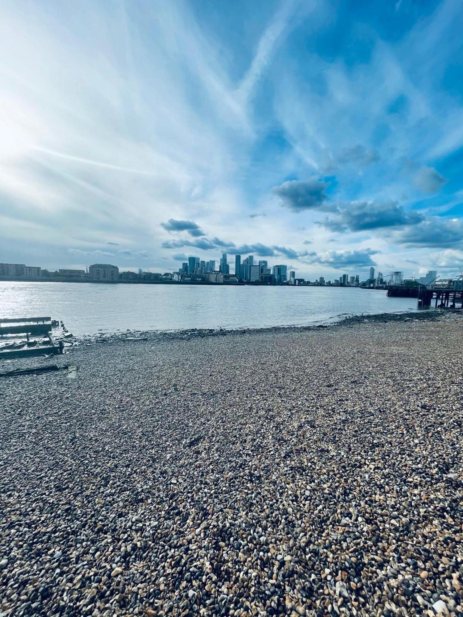 Greenwich With A River View & Balcony Near The 02 Arena & North Greenwich With Free Wifi & Fast Links Into Apartment