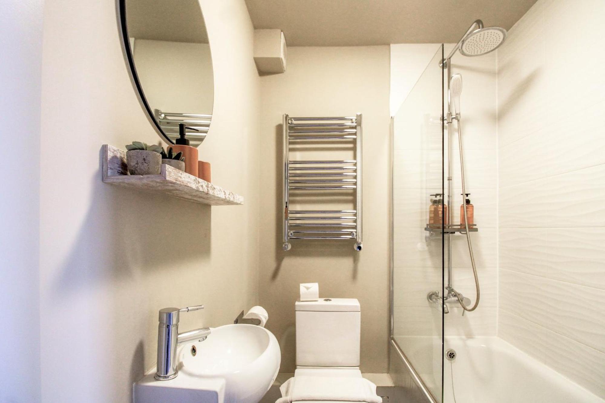 Apartment 2 Bedrooms Close To Limehouse Station