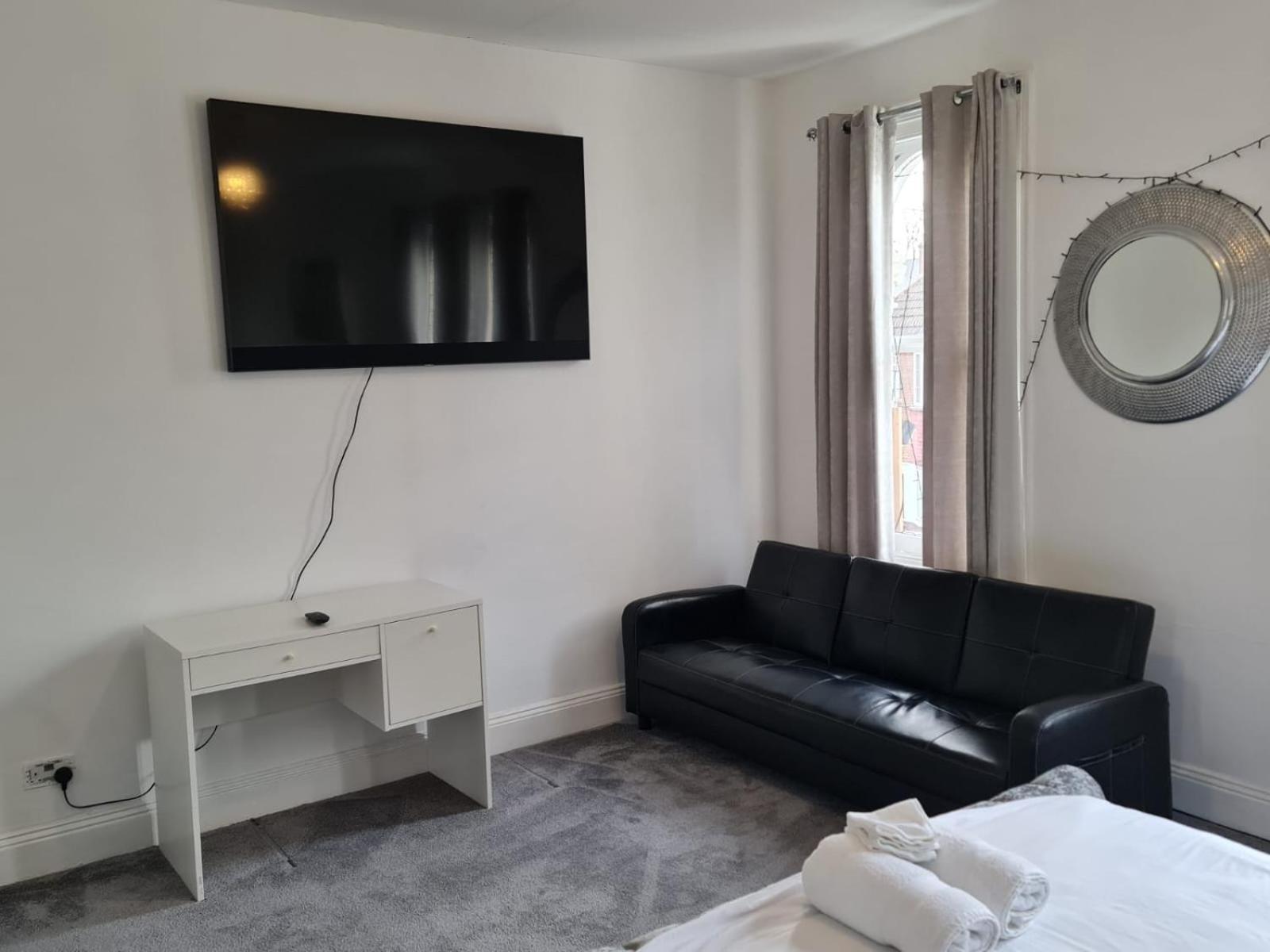 Three Bedroom House Londres