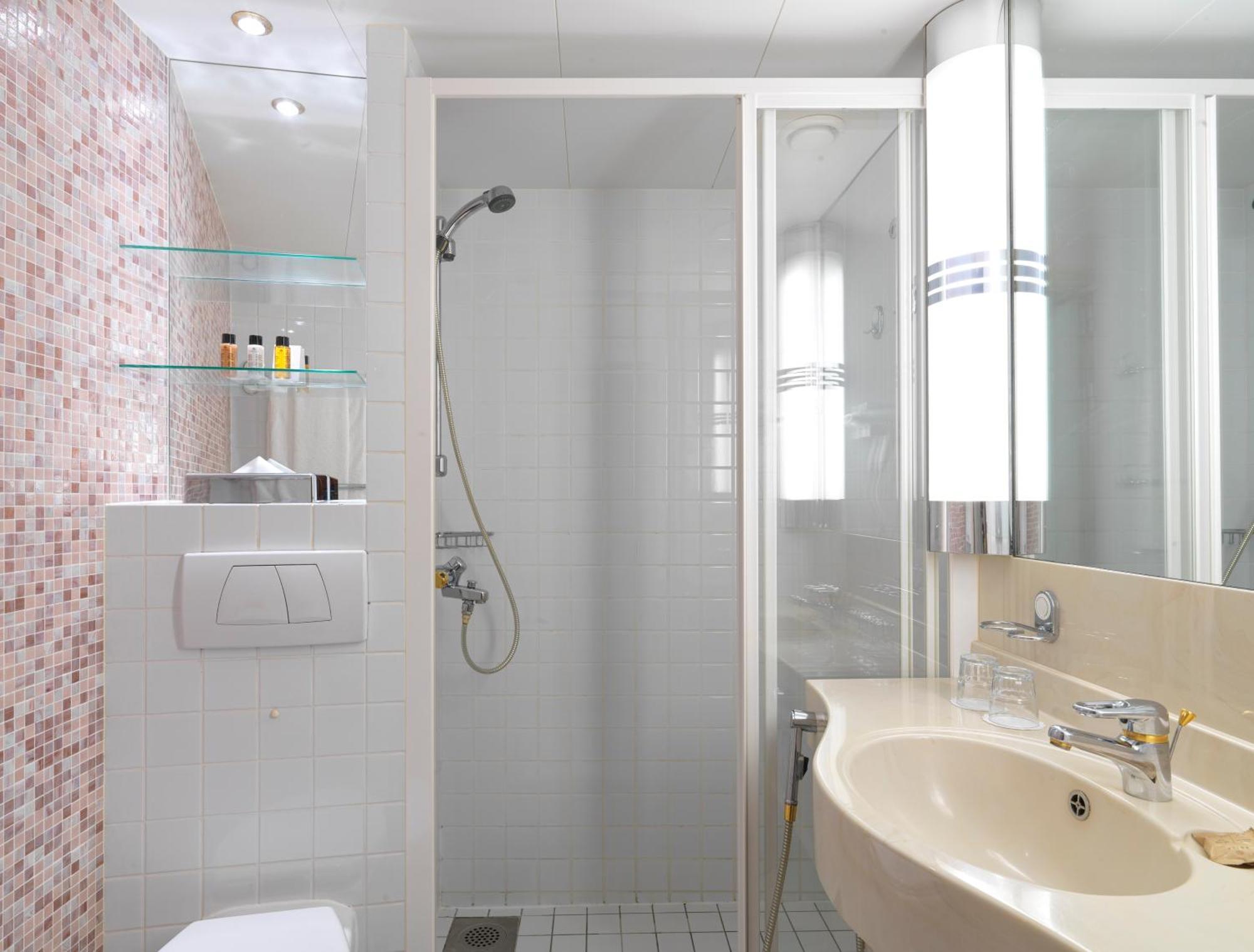 Sunborn Yacht Hotel London