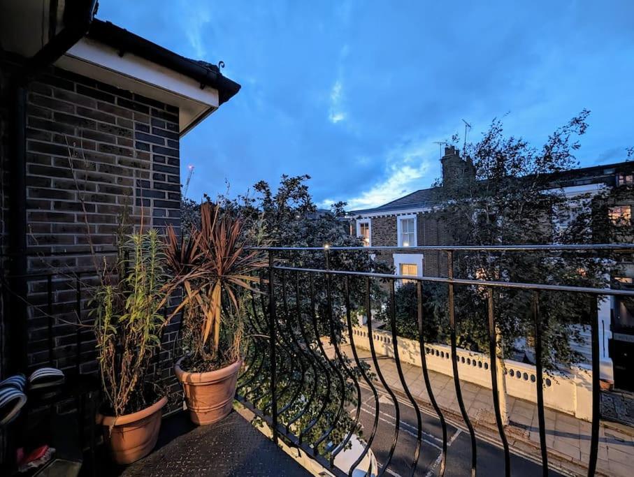 Large, Plant Filled Flat With Balcony Leilighet London