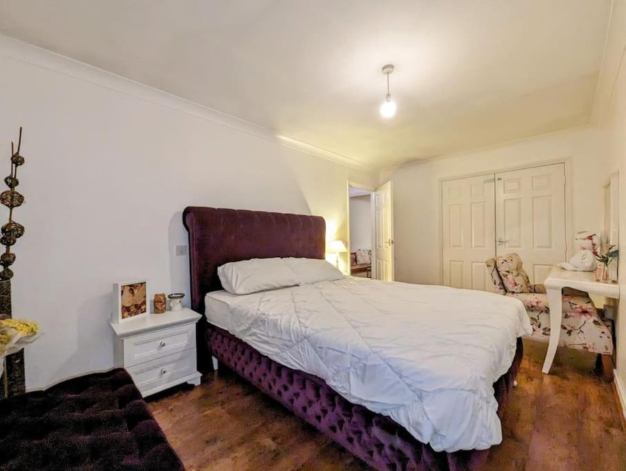 Leilighet Large, Plant Filled Flat With Balcony London