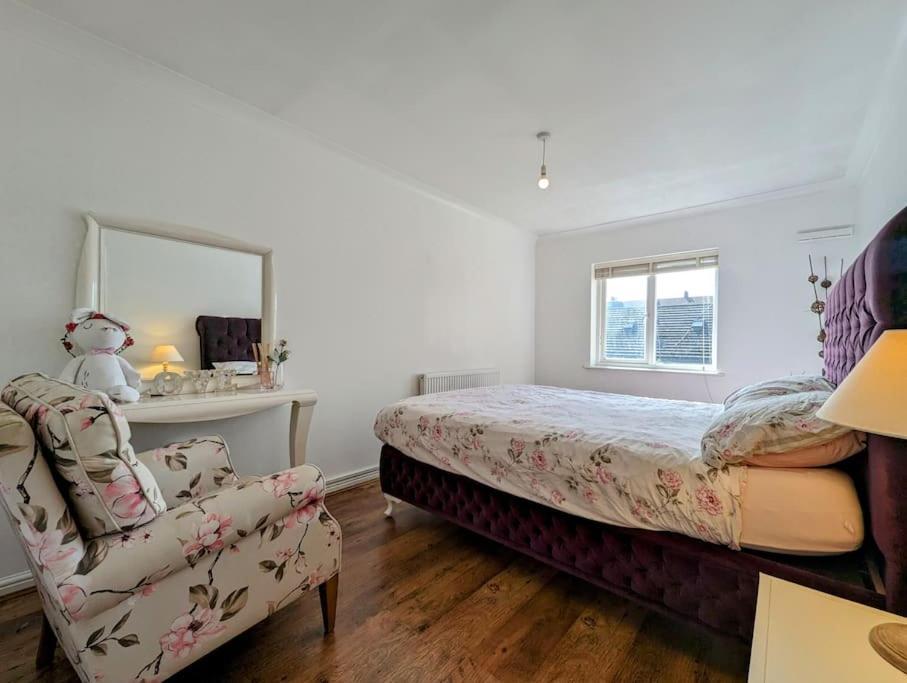 Large, Plant Filled Flat With Balcony Leilighet London