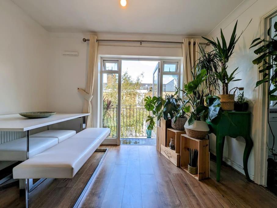 Leilighet Large, Plant Filled Flat With Balcony *