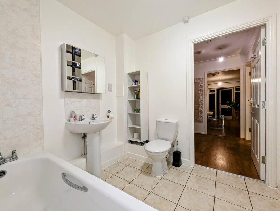 Leilighet Large, Plant Filled Flat With Balcony London