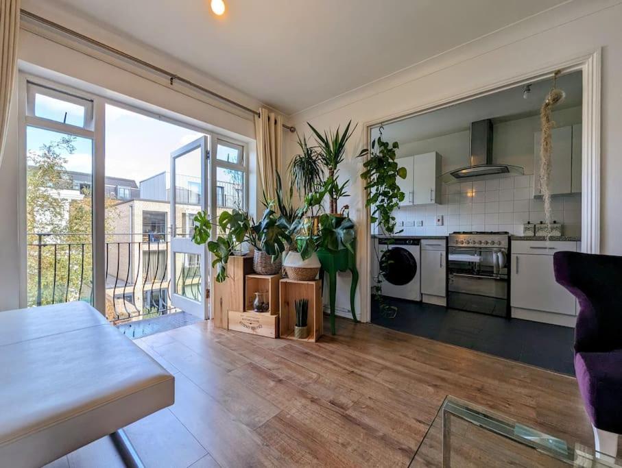 Leilighet Large, Plant Filled Flat With Balcony