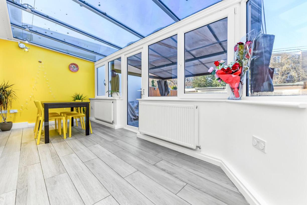 Feriehus Family House In The Heart Of Hanwell With 5 Stars! London