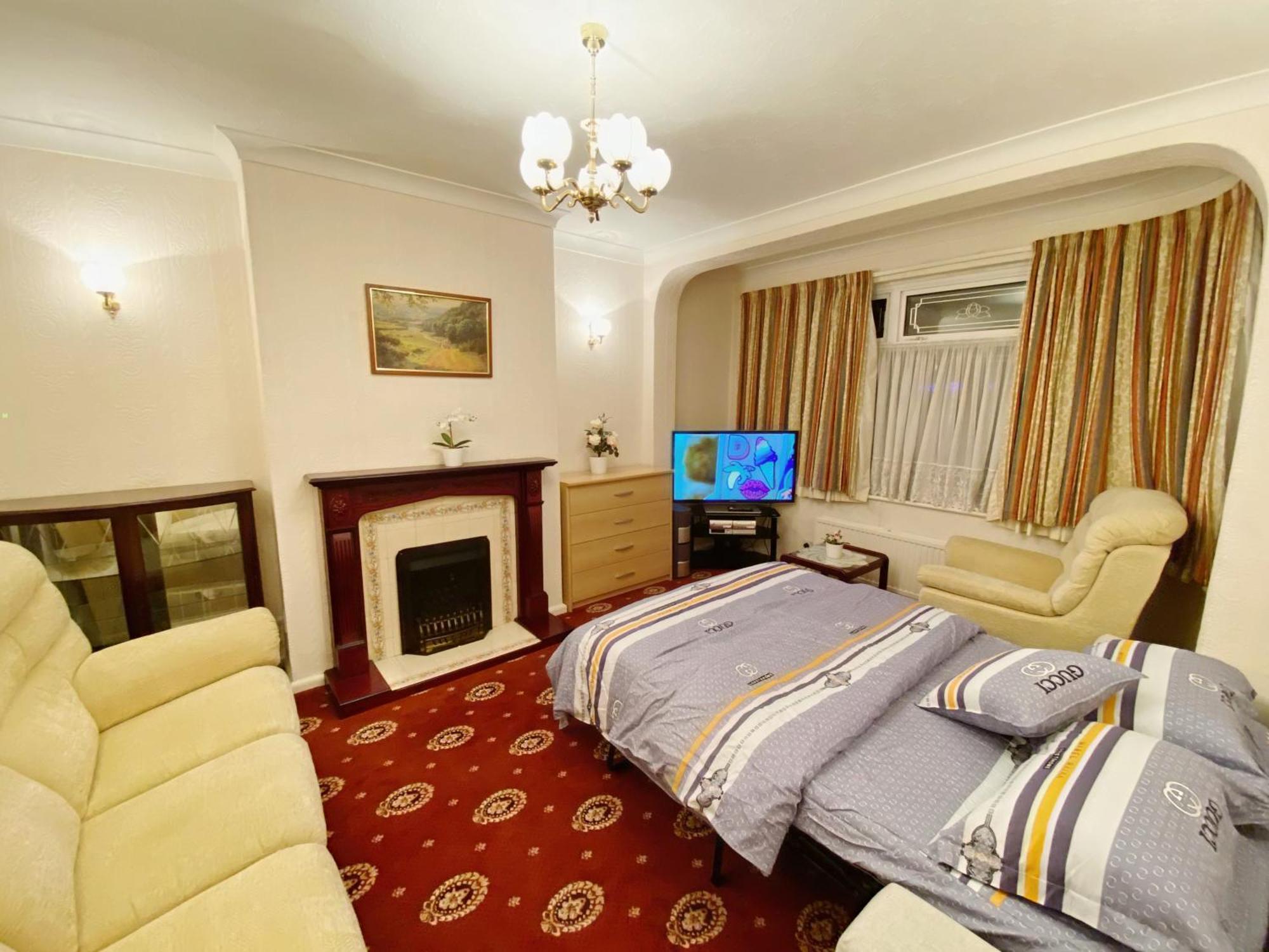 Barking House Sleeps 12 - Parking - Train Tube - Airport Holiday home