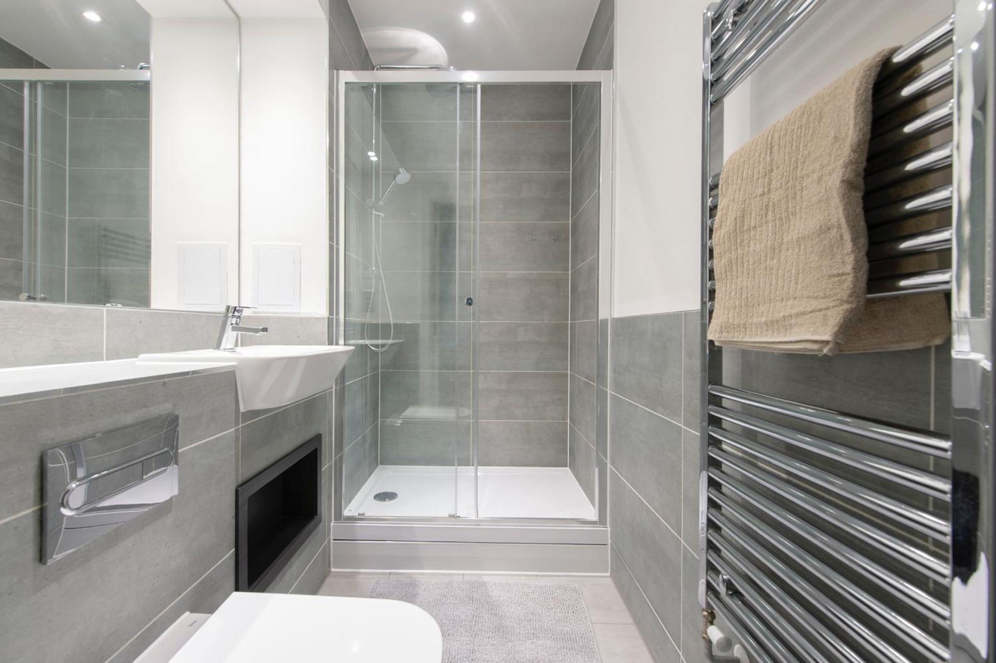 Stunning Luxury 2 Bedroom Apartment *