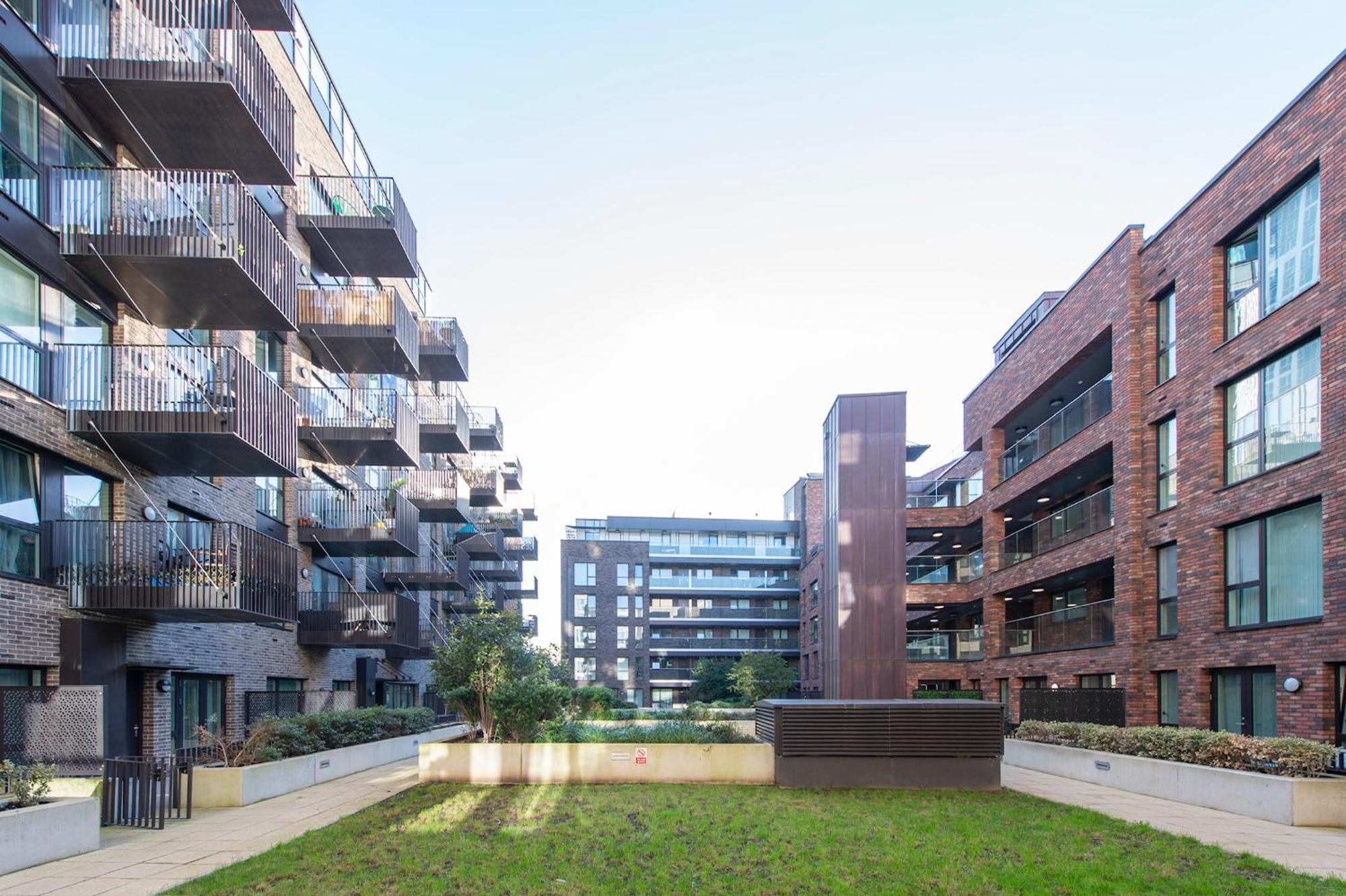 Stunning Luxury 2 Bedroom Apartment *