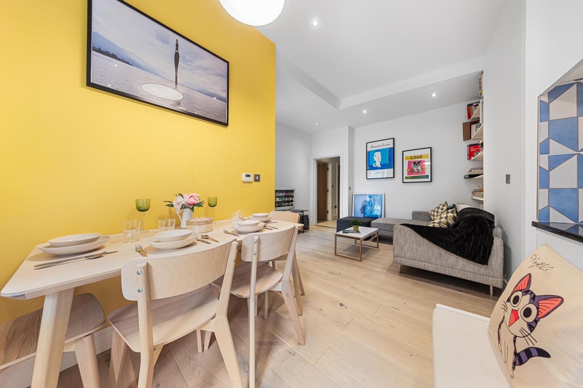 Trendy 2 Bed Flat In Greenwich With Car Parking *