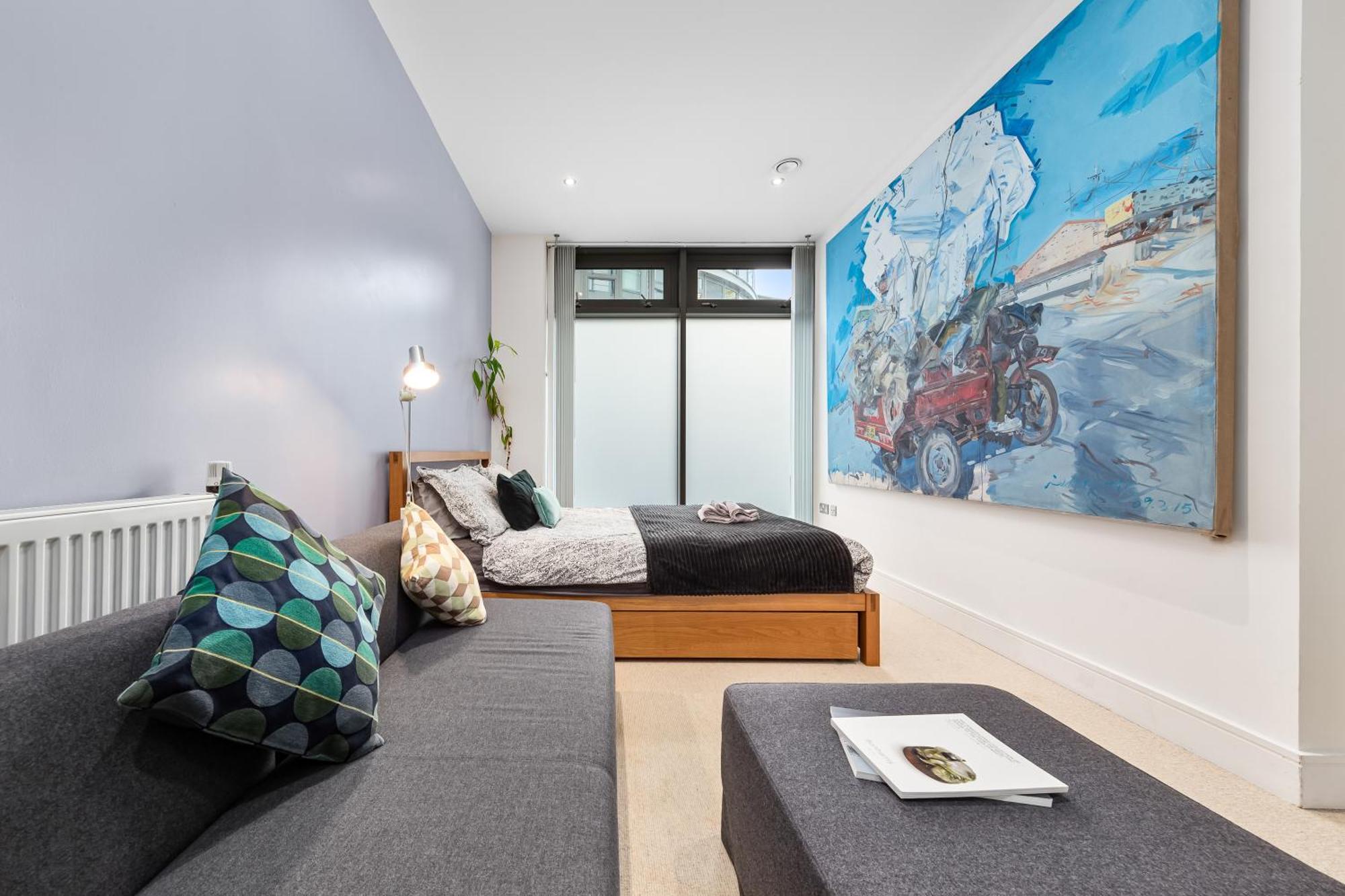 Trendy 2 Bed Flat In Greenwich With Car Parking *