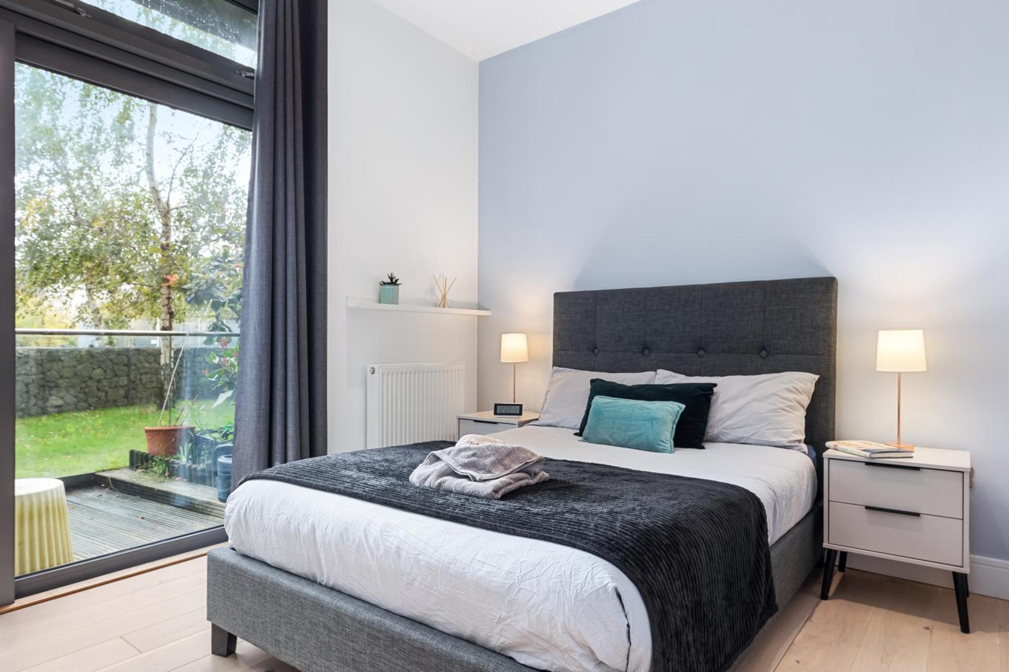 Trendy 2 Bed Flat In Greenwich With Car Parking *