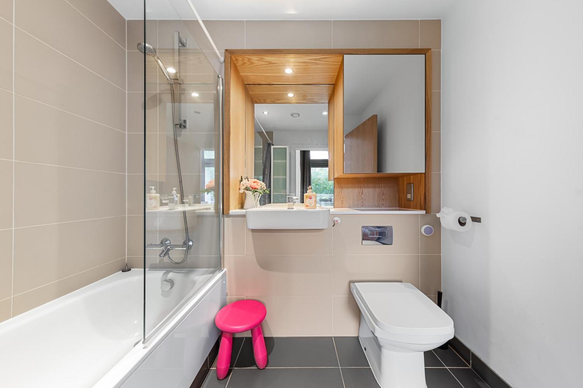 Trendy 2 Bed Flat In Greenwich With Car Parking *
