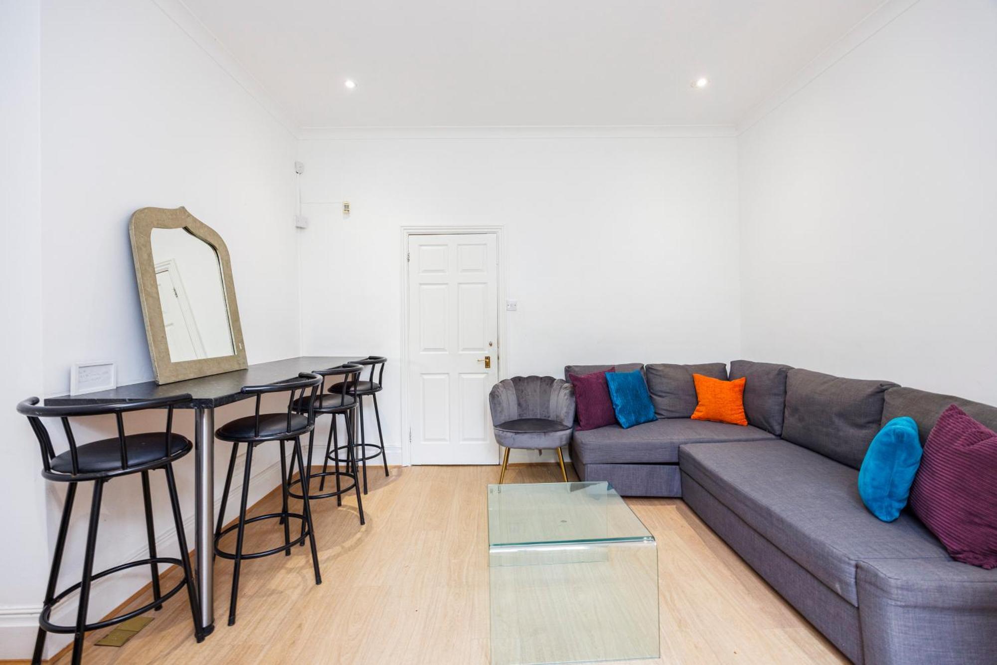 Mansion House With Spacious Close To Excel And Canarywharf Aparthotel London