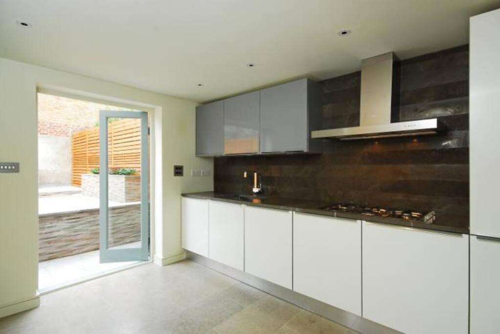 Quintessential Town House Close To Apartment *